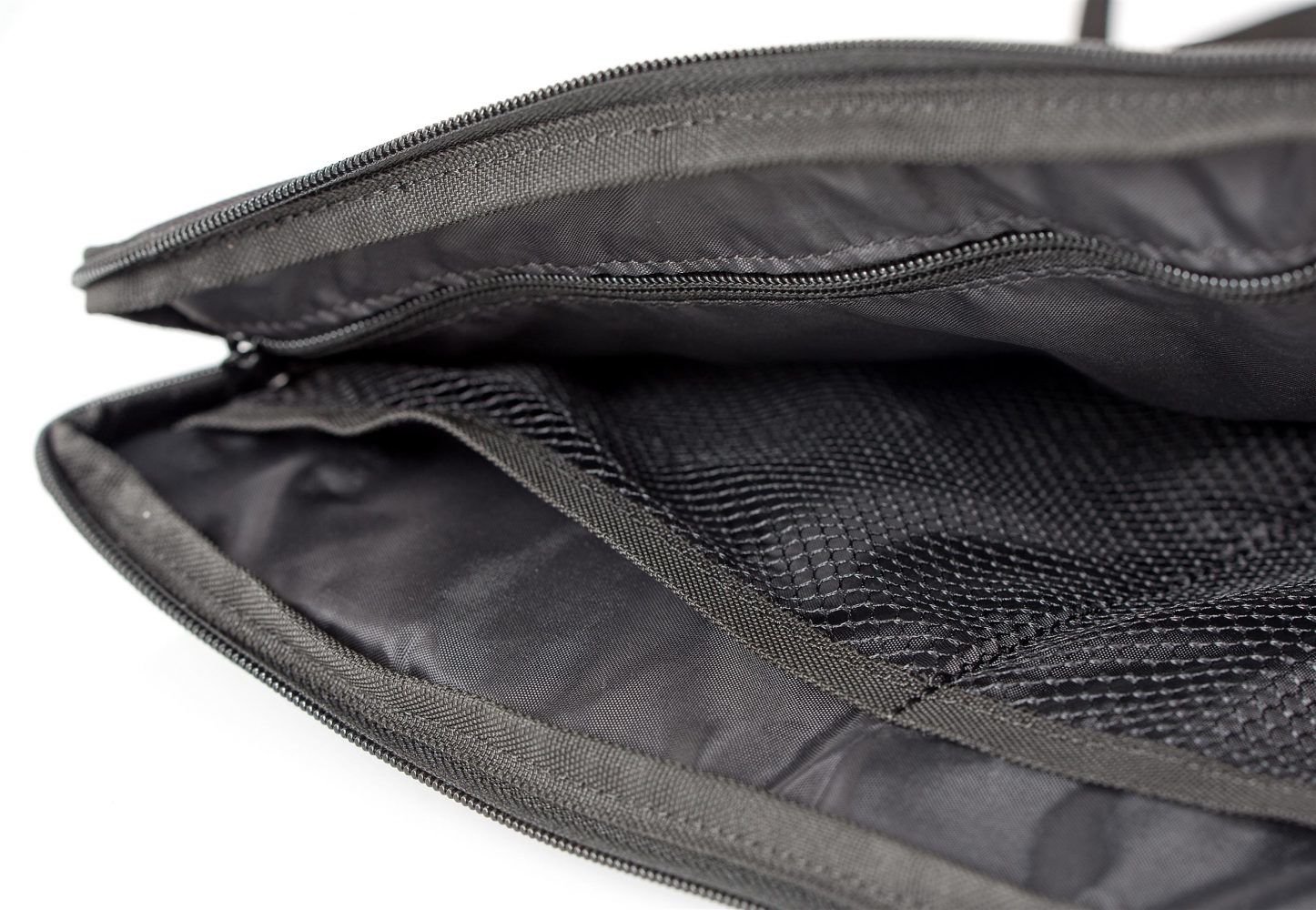 Laukku SIP "Classic" hanskalokeroon, musta Laukku Vespan hanskalokeroon. Väri musta, koko 360x210x30mm, materiaali nylon. Laukku SIP "Classic" hanskalokeroon, musta