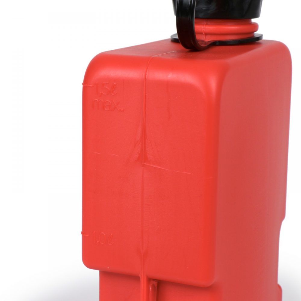 Varakanisteri "HÜNERSDORFF" 1,5l HÜNERSDORFF Fuel Friend Plus varakanisteri mopoon tai skootteriin. Vetoisuus 1,5 litra, väri punainen. <ul> <li>kiinnitysura ja lenkki helpottaa kiinnitystä</li> <li>kompaktit mitat, sopii monen skootterin koteloihin</li> <li>E10 bensiini kestävä</li> <li>täyttöaukon sisähalkaisija 29mm, ulkohalkaisuja 38mm</li> <li>mitat: syvyys 65mm, leveys 125mm, korkeus 277mm</li> <li>kaatonokka myydään erikseen</li> </ul> Varakanisteri "HÜNERSDORFF" 1,5l