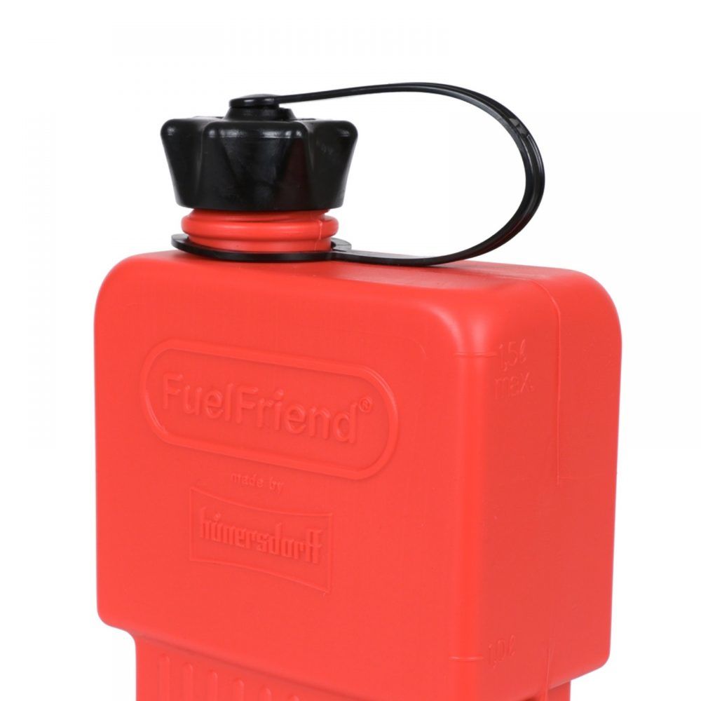 Varakanisteri "HÜNERSDORFF" 1,5l HÜNERSDORFF Fuel Friend Plus varakanisteri mopoon tai skootteriin. Vetoisuus 1,5 litra, väri punainen. <ul> <li>kiinnitysura ja lenkki helpottaa kiinnitystä</li> <li>kompaktit mitat, sopii monen skootterin koteloihin</li> <li>E10 bensiini kestävä</li> <li>täyttöaukon sisähalkaisija 29mm, ulkohalkaisuja 38mm</li> <li>mitat: syvyys 65mm, leveys 125mm, korkeus 277mm</li> <li>kaatonokka myydään erikseen</li> </ul> Varakanisteri "HÜNERSDORFF" 1,5l