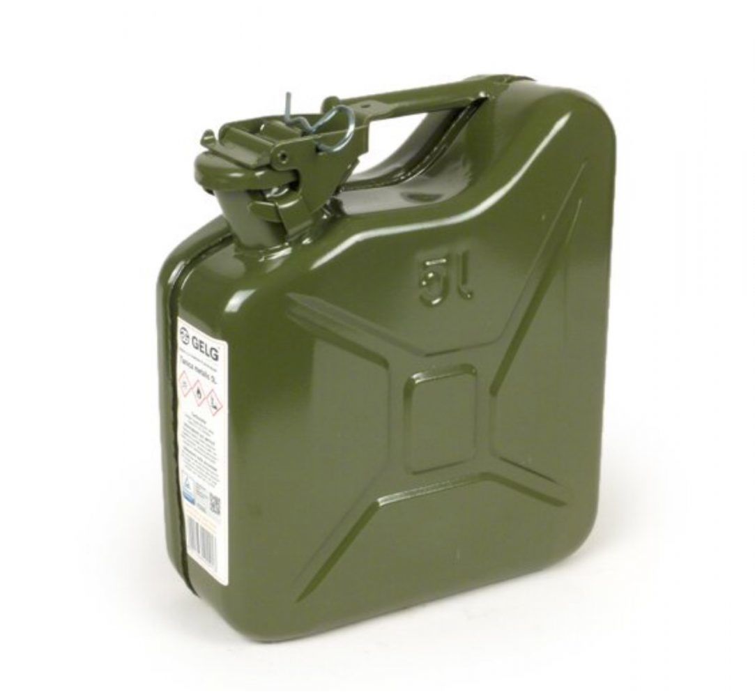 Peltinen jerry kannu 5L, oliivin vihreä Peltinen jerry kannu 5L, oliivin vihreä. TUV hyväksytty. Valmistettu 0.8mm pellistä ja saumat plasma hitsattu. Sopii bensiinille ja dieselille. Mitat 247x275x106mm. Valmistaja F.A. Italia. Katso myös etu tavarateline, jossa paikka kannulle, <a href="https://staging.italialaiset.fi/tuote/tavarateline-eteen-fa-italia-vespa-pv-px-gs-ss-gt/">tuote 3332496</a>. Jerry kannu 5L, oliivin vihreä