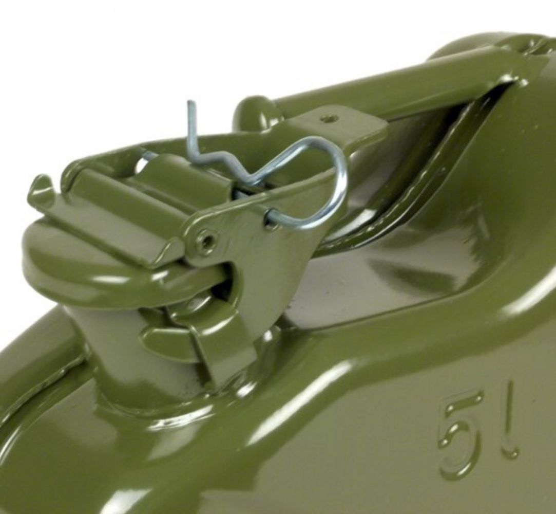 Peltinen jerry kannu 5L, oliivin vihreä Peltinen jerry kannu 5L, oliivin vihreä. TUV hyväksytty. Valmistettu 0.8mm pellistä ja saumat plasma hitsattu. Sopii bensiinille ja dieselille. Mitat 247x275x106mm. Valmistaja F.A. Italia. Katso myös etu tavarateline, jossa paikka kannulle, <a href="https://staging.italialaiset.fi/tuote/tavarateline-eteen-fa-italia-vespa-pv-px-gs-ss-gt/">tuote 3332496</a>. Jerry kannu 5L, oliivin vihreä