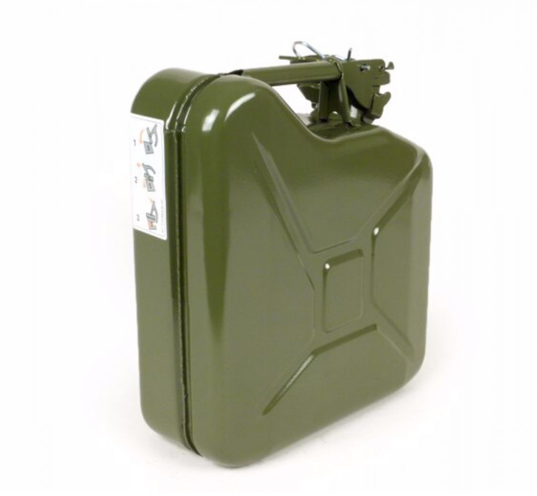 Peltinen jerry kannu 5L, oliivin vihreä Peltinen jerry kannu 5L, oliivin vihreä. TUV hyväksytty. Valmistettu 0.8mm pellistä ja saumat plasma hitsattu. Sopii bensiinille ja dieselille. Mitat 247x275x106mm. Valmistaja F.A. Italia. Katso myös etu tavarateline, jossa paikka kannulle, <a href="https://staging.italialaiset.fi/tuote/tavarateline-eteen-fa-italia-vespa-pv-px-gs-ss-gt/">tuote 3332496</a>. Jerry kannu 5L, oliivin vihreä
