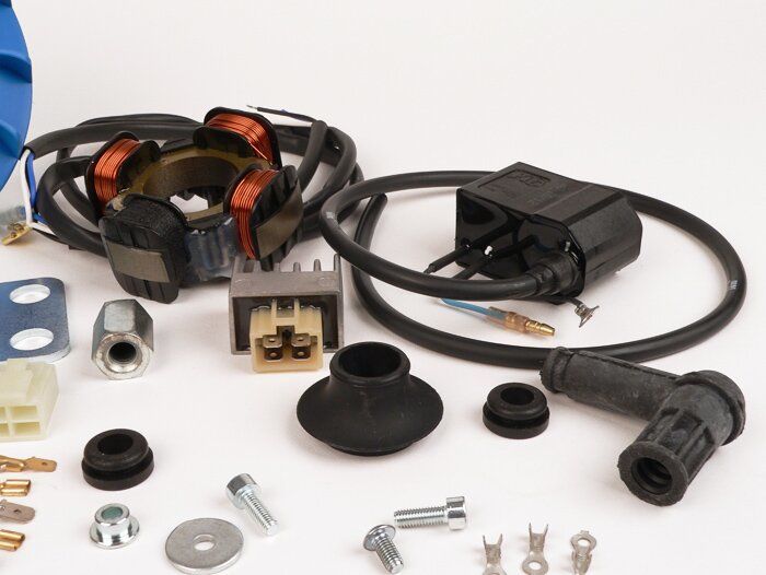 Kärjetön sytytys, Polini IDM, Vespa V50, PV125, ET3, PK S (19mm akseli) <a href="https://staging.italialaiset.fi/wp-content/uploads/2019/07/image-11.png"><img class="alignright size-full wp-image-15206" src="https://staging.italialaiset.fi/wp-content/uploads/2019/07/image-11.png" alt="" width="110" height="35" /></a>Kärjetön sytytys, Polini IDM, Vespa V50, PV125, ET3, PK S (19mm akselille). CDI ohjattu korkeajännite sytytys, jossa 90Wvalo ulostulo 12V jännitteellä. Polini IDM sytytyksen vauhtipyörä painaa vain 1,2 kg, eli on 50% kevyempi kuin alkuperäinen vauhtipyörä. Kaasuun vastaavuus on näin parempi kiihtyvyys pienillä vaihteilla parempi. <ul> <li>vauhtipyörän paino 1200 g</li> <li>dynaaminen sytyksen ajoitus, muuttuu kierrosluvun mukaan. Perus ennakko 8° EYKK</li> <li>taydellinen sytytyksen korvaussarja, joka sisältää myös tuulettimen ja jännitteen säätimen</li> <li>parempi kiihtyvyys</li> <li>parempi vääntö</li> <li>parempi kaasuun vastaavuus</li> <li>90W valo ulostulo</li> <li>kehitetty tuulettimne rivoitus</li> </ul> Kärjetön sytytys, Polini IDM, Vespa V50, PV125, ET3, PK S (19mm akseli)