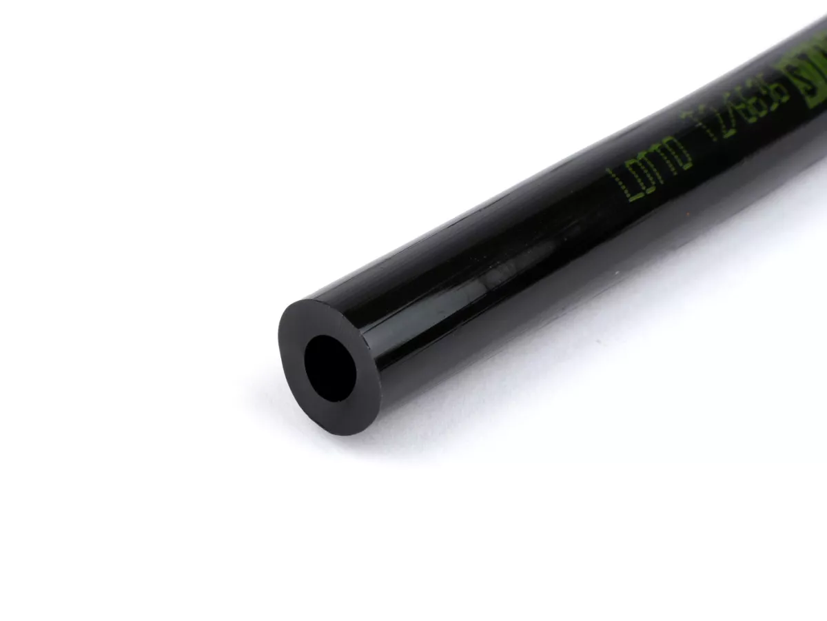 Vespan Polttoaineletku, BGM, Ø 7/14 mm, pituus 750 mm Korkealaatuinen polttoaineletku klassikko Vespoihin. <ul> <li>sisähalkaisija 7 mm</li> <li>ulkohalkaisija 14 mm</li> <li>pituus: 0,75 m</li> <li>sopii kaikkiin manuaalivaihteisiin klassikko Vespoihin</li> </ul> Jäljellä 2 kpl läpinäkyvää, jonka jälkeen siirrymme mustiin letkuihin. (22.5.2025 huomio) Polttoaineletku, BGM, Ø 7/14mm, pituus 750mm