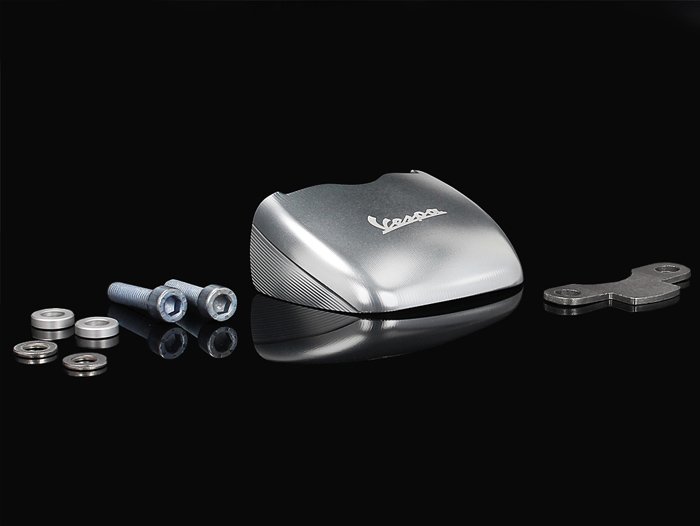 Takatelineen kiinnityksen suoja Piaggio / Ritoma, alumiinia, Vespa GTS <a href="https://staging.italialaiset.fi/wp-content/uploads/2019/08/image-14.png"><img class="alignright size-full wp-image-15883" src="https://staging.italialaiset.fi/wp-content/uploads/2019/08/image-14.png" alt="Piaggio" width="145" height="45" /></a>Ritoman alumiininen takatelineen kiinnityksen suoja, Piaggio. Sopii Vespa GTS malleihin, katso tarkempi sopivuus alareunan taulukosta. Takatelineen kiinnityksen suoja Piaggio / Ritoma, alumiinia, Vespa GTS