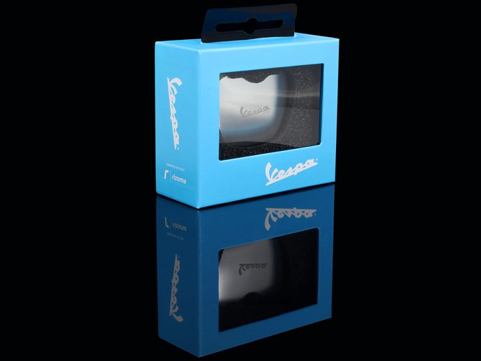 Takatelineen kiinnityksen suoja Piaggio / Ritoma, alumiinia, Vespa GTS <a href="https://staging.italialaiset.fi/wp-content/uploads/2019/08/image-14.png"><img class="alignright size-full wp-image-15883" src="https://staging.italialaiset.fi/wp-content/uploads/2019/08/image-14.png" alt="Piaggio" width="145" height="45" /></a>Ritoman alumiininen takatelineen kiinnityksen suoja, Piaggio. Sopii Vespa GTS malleihin, katso tarkempi sopivuus alareunan taulukosta. Takatelineen kiinnityksen suoja Piaggio / Ritoma, alumiinia, Vespa GTS