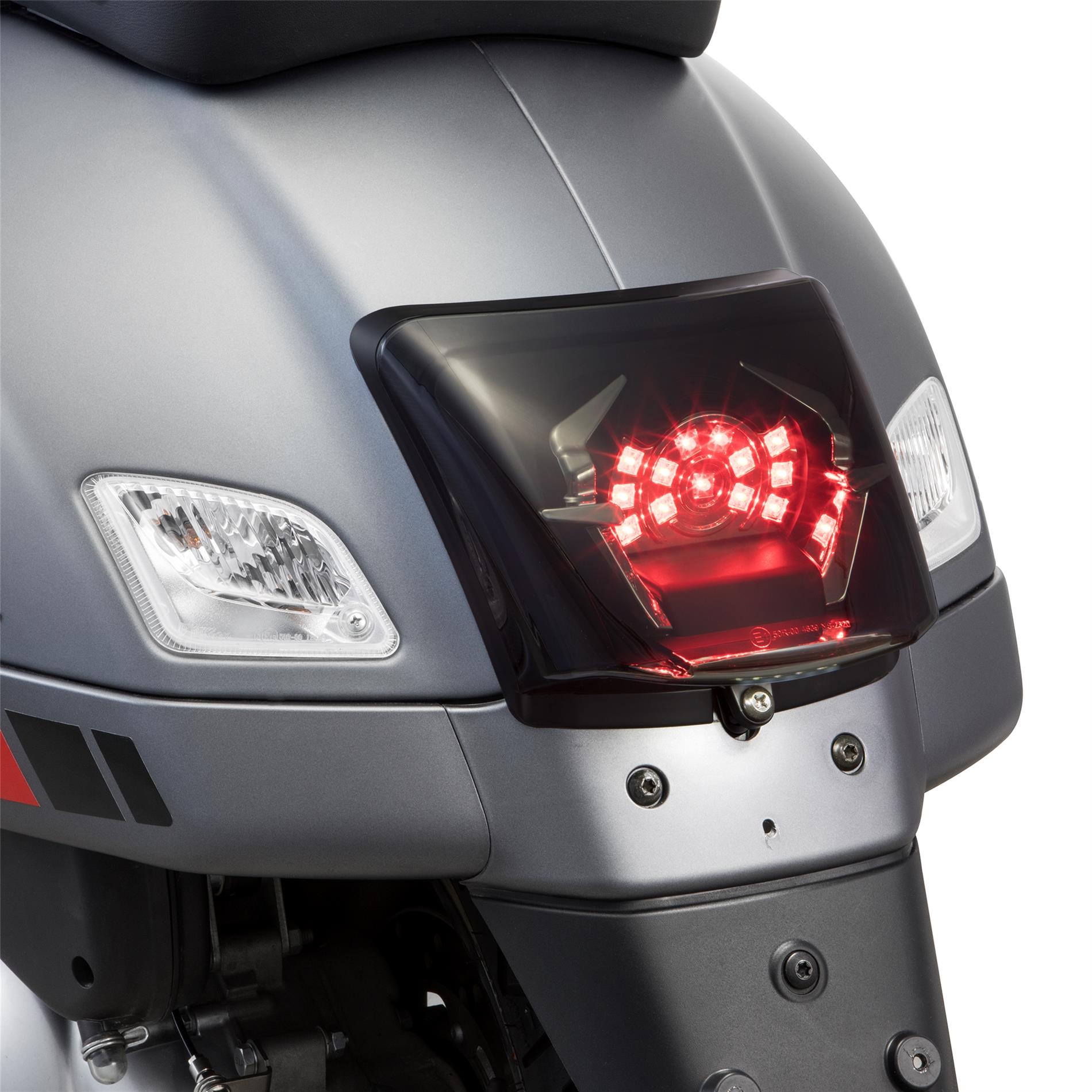 Takavalosetti SIP Mk II, Vespa GTS ja GTV (2014-2018) Takavalosetti SIP, Vespa GTS/GTS Super/GTV 125-300ccm (`14-`18), savytetty, matta musta, takavalokanta: LED, jarruvalokanta: LED, sisältää polttimot, E-hyväksytty, mukana lampun kehys. Takavalosetti SIP Mk II, Vespa GTS ja GTV (2014-2018)