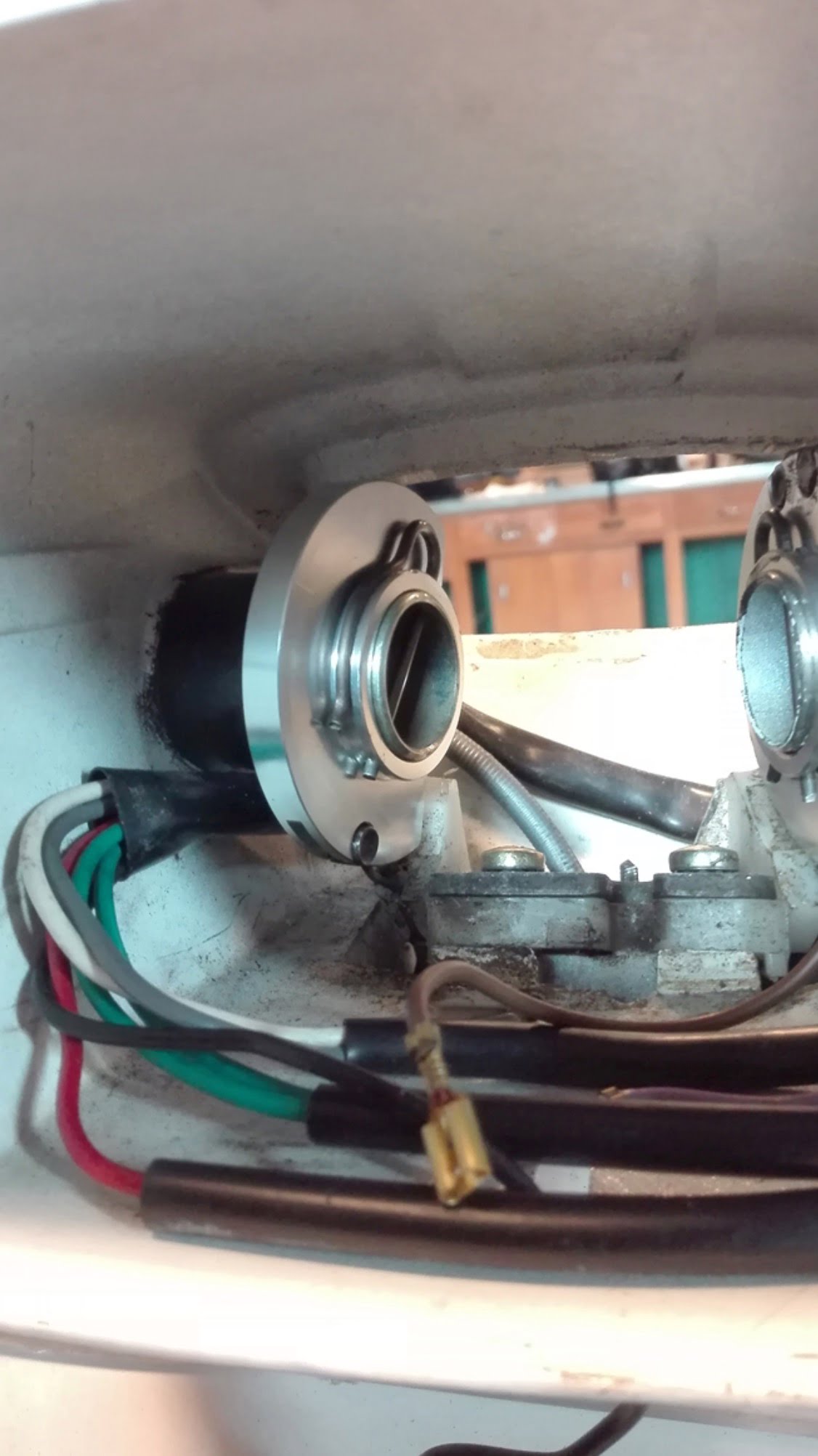 Kaasuvaijerin kiinnityslevy SIP, Vespa Kaasuvaijerin kiinnityslevy SIP kaasukahvaan, "Quick Throttle Disc", sopiiVespa malleihin 50 R 2°/S 2°/Special /SR (D) 2°/90 2°/100/125 PV 2°/ET3/GTR 2°/TS 2°/150 Sprint V. 2°/Super 2°/200 Rally 2°. Halkaisija Ø 50 mm, alumiinia, CNC koneistettu, elaksoitu kullan väriseksi. Katso sopivuus alla olevasta taulukosta. Kaasuvaijerin kiinnityslevy SIP, Vespa