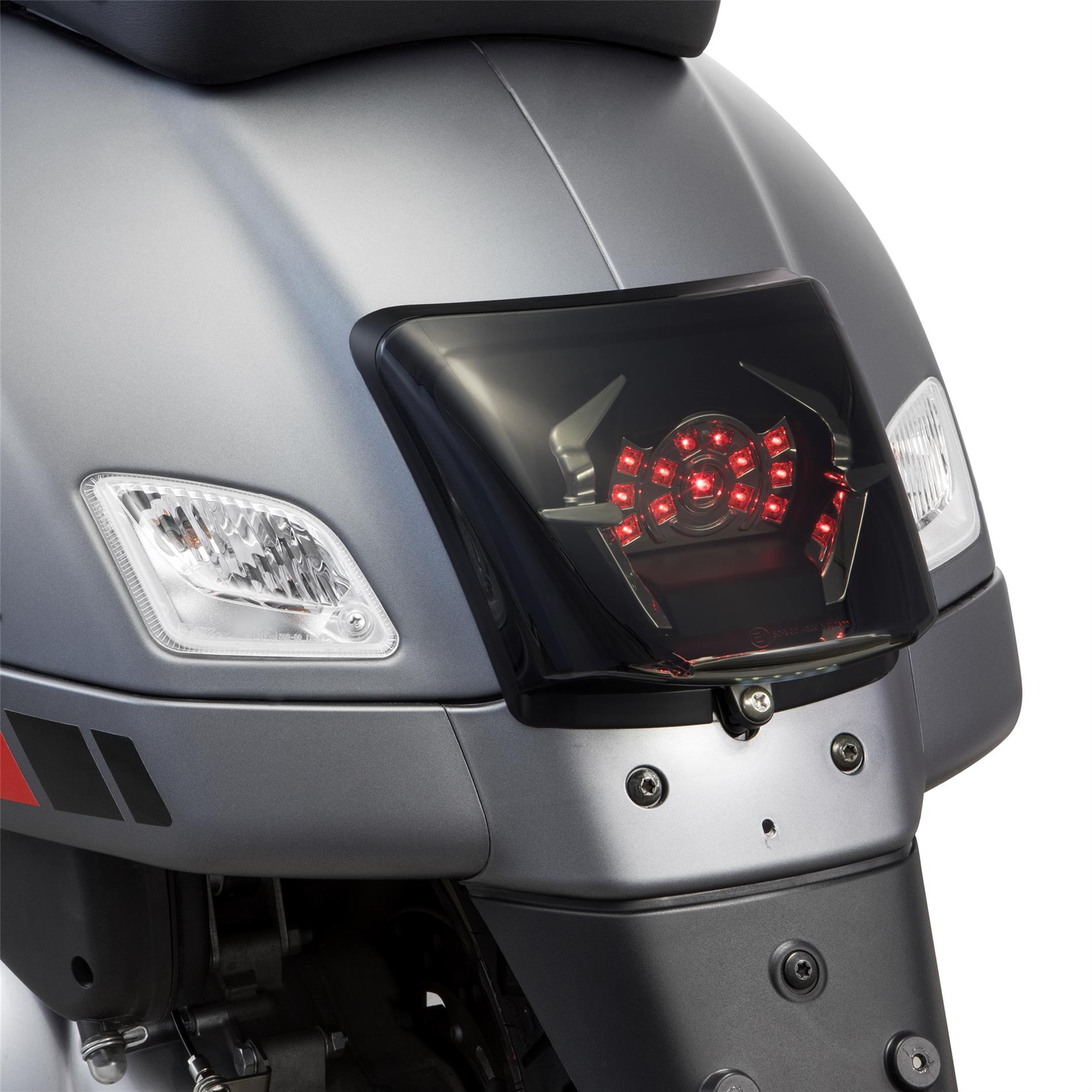 Takavalosetti SIP Mk II, Vespa GTS ja GTV (2014-2018) Takavalosetti SIP, Vespa GTS/GTS Super/GTV 125-300ccm (`14-`18), savytetty, matta musta, takavalokanta: LED, jarruvalokanta: LED, sisältää polttimot, E-hyväksytty, mukana lampun kehys. Takavalosetti SIP Mk II, Vespa GTS ja GTV (2014-2018)