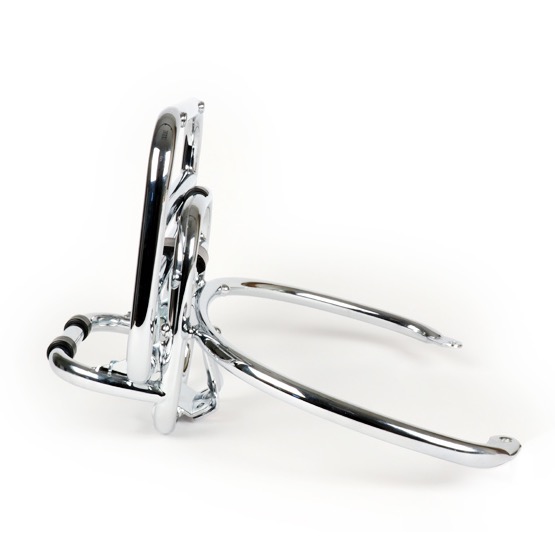 Takateline Piaggio, alastaittuva kromattu, Vespa GTS, GTS Super (Topcase) Alkuperänen Piaggio takateline, alastaittuva malli. Kromattu malli. Sopii Vespa GTS, GTS Super. Piaggio tarjoaa taittuvaa takatelinetta kahtena eri laatuversona. HQ (korkea laatu) -versio (Piaggio 623977) valmistetaan käyttämällä uutta valmistusprosessia. Monimutkaisesta juotosprosessista johtuen hitsaussaumoja ei ole. Kromin laatua on parannettu käsittelemällä viidessä eri tuotantovaiheessa. Huomio: Jotkut jälleenmyyjät myyvät halvempaa versiota HQ-versionumerolla. Tietenkin saat oikean tuotteen meiltä! Halvempi versio eli tämä tuote (Piaggio 606525M) vastaa perinteistä tuotantostandardia näkyvin hitsisaumoin. HUOMAUTUS: Asentaaksesi alkuperäisen Piaggio Topcase takaboxin, poista kromitulpat telineestä, niiden alla on vaadittavat M6-kierteet VIHJE: Piaggio suosittelee tavanomaisen kahvapainojen korvaamista raskaammilla (470 grammaa/puoli), kun asennetaan takaboxi. Tämän vähentää heiluriliikkeen syntymistä tietyillä nopeuksilla. Takateline Piaggio, alastaittuva kromattu, Vespa GTS, GTS Super (Topcase)