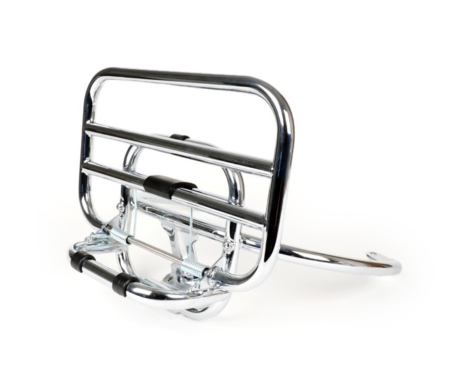 Takateline Piaggio, alastaittuva kromattu, Vespa GTS, GTS Super (Topcase) Alkuperänen Piaggio takateline, alastaittuva malli. Kromattu malli. Sopii Vespa GTS, GTS Super. Piaggio tarjoaa taittuvaa takatelinetta kahtena eri laatuversona. HQ (korkea laatu) -versio (Piaggio 623977) valmistetaan käyttämällä uutta valmistusprosessia. Monimutkaisesta juotosprosessista johtuen hitsaussaumoja ei ole. Kromin laatua on parannettu käsittelemällä viidessä eri tuotantovaiheessa. Huomio: Jotkut jälleenmyyjät myyvät halvempaa versiota HQ-versionumerolla. Tietenkin saat oikean tuotteen meiltä! Halvempi versio eli tämä tuote (Piaggio 606525M) vastaa perinteistä tuotantostandardia näkyvin hitsisaumoin. HUOMAUTUS: Asentaaksesi alkuperäisen Piaggio Topcase takaboxin, poista kromitulpat telineestä, niiden alla on vaadittavat M6-kierteet VIHJE: Piaggio suosittelee tavanomaisen kahvapainojen korvaamista raskaammilla (470 grammaa/puoli), kun asennetaan takaboxi. Tämän vähentää heiluriliikkeen syntymistä tietyillä nopeuksilla. Takateline Piaggio, alastaittuva kromattu, Vespa GTS, GTS Super (Topcase)