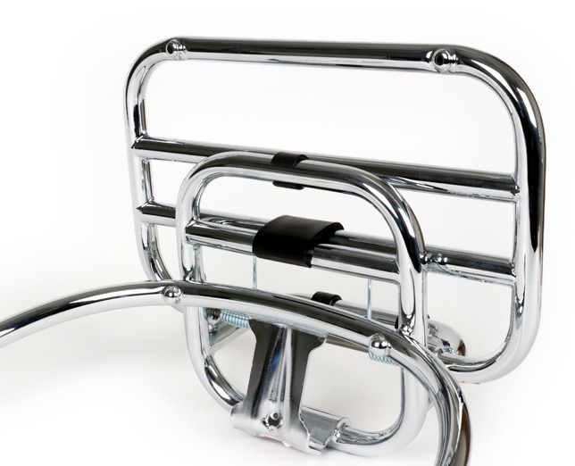 Takateline Piaggio, alastaittuva kromattu, Vespa GTS, GTS Super (Topcase) Alkuperänen Piaggio takateline, alastaittuva malli. Kromattu malli. Sopii Vespa GTS, GTS Super. Piaggio tarjoaa taittuvaa takatelinetta kahtena eri laatuversona. HQ (korkea laatu) -versio (Piaggio 623977) valmistetaan käyttämällä uutta valmistusprosessia. Monimutkaisesta juotosprosessista johtuen hitsaussaumoja ei ole. Kromin laatua on parannettu käsittelemällä viidessä eri tuotantovaiheessa. Huomio: Jotkut jälleenmyyjät myyvät halvempaa versiota HQ-versionumerolla. Tietenkin saat oikean tuotteen meiltä! Halvempi versio eli tämä tuote (Piaggio 606525M) vastaa perinteistä tuotantostandardia näkyvin hitsisaumoin. HUOMAUTUS: Asentaaksesi alkuperäisen Piaggio Topcase takaboxin, poista kromitulpat telineestä, niiden alla on vaadittavat M6-kierteet VIHJE: Piaggio suosittelee tavanomaisen kahvapainojen korvaamista raskaammilla (470 grammaa/puoli), kun asennetaan takaboxi. Tämän vähentää heiluriliikkeen syntymistä tietyillä nopeuksilla. Takateline Piaggio, alastaittuva kromattu, Vespa GTS, GTS Super (Topcase)