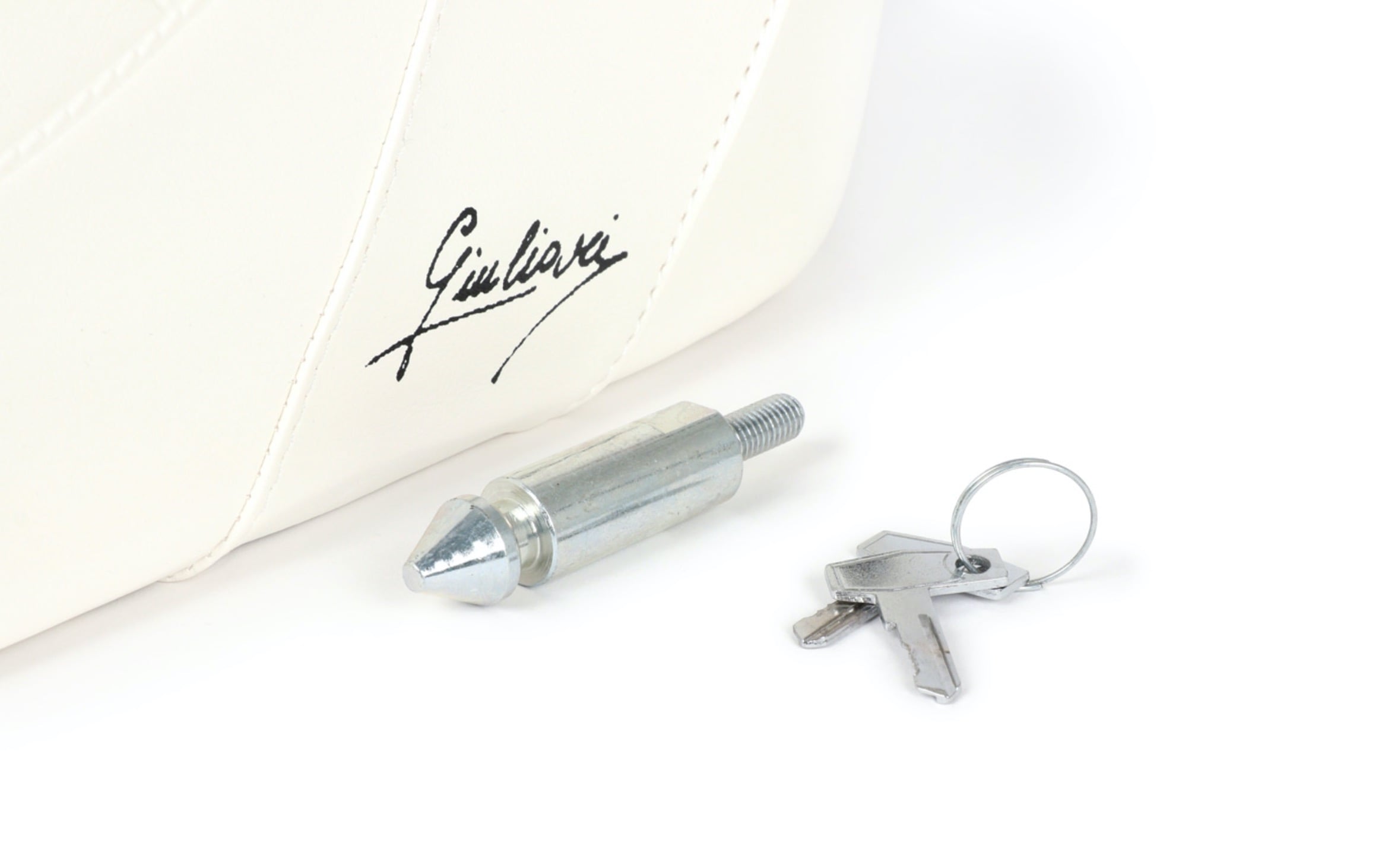 Istuin, Giuliari Yankee valkoinen lukolla, Vespa PX <img class="alignright wp-image-24907" src="https://staging.italialaiset.fi/wp-content/uploads/2020/04/image-9.png" alt="" width="132" height="30" />Istuin, Giuliari Yankee valkoinen lukolla, Vespa PX malliin. Mukava matka ja silmäänpistävä tyyli, juuri tämä luonnehtii 80- ja 90-luvun kaksoisistuimia. Tämän skootteri aikakauden symboli on yksinoikeudella Giuliarin istuin! Italialainen Giuliari ei valitettavasti ole enää toiminnassa, mutta Scooter Centeristä tarjota sinulle legendaarisen Giuliari Yankee -istuimen, joka on valmistttu lisenssillä, samalla laadulla ja jäljittelemättömällä ilmeellä. Istuin, Giuliari Yankee valkoinen lukolla, Vespa PX