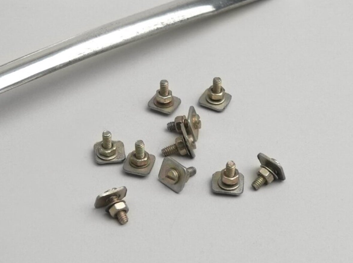 Poskipeltien listasarja, Sprint150, GT125, GTR125, Super ja SS180 Poskipeltien listasarja. Sopii malleihin Sprint150 (VLB1T), GT125 (VNL2T), GTR125 (VNL2T), Super (VNC, VBC), SS180 (VSC1T). Materiaali alumiinia, kuten alkuperäiset. Poskipeltien listasarja, Sprint150, GT125, GTR125, Super ja SS180