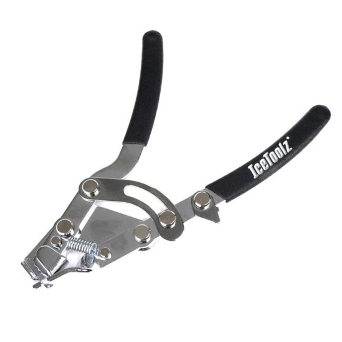 Vaijerien kiristyspihdit, IceToolz / SIP <img class="alignright size-full wp-image-24750" src="https://staging.italialaiset.fi/wp-content/uploads/2020/04/image-4.png" alt="" width="120" height="32" />Pihdit jotka tekee skootterin vaijereiden asennuksesta lähes lasten leikkiä. Jokainen ilman työkalua homman tehnyt tietää, että käsiä on yksi liian vähän. Vaijerin kiristyspihdit. Vaijerien kiristyspihdit, IceToolz