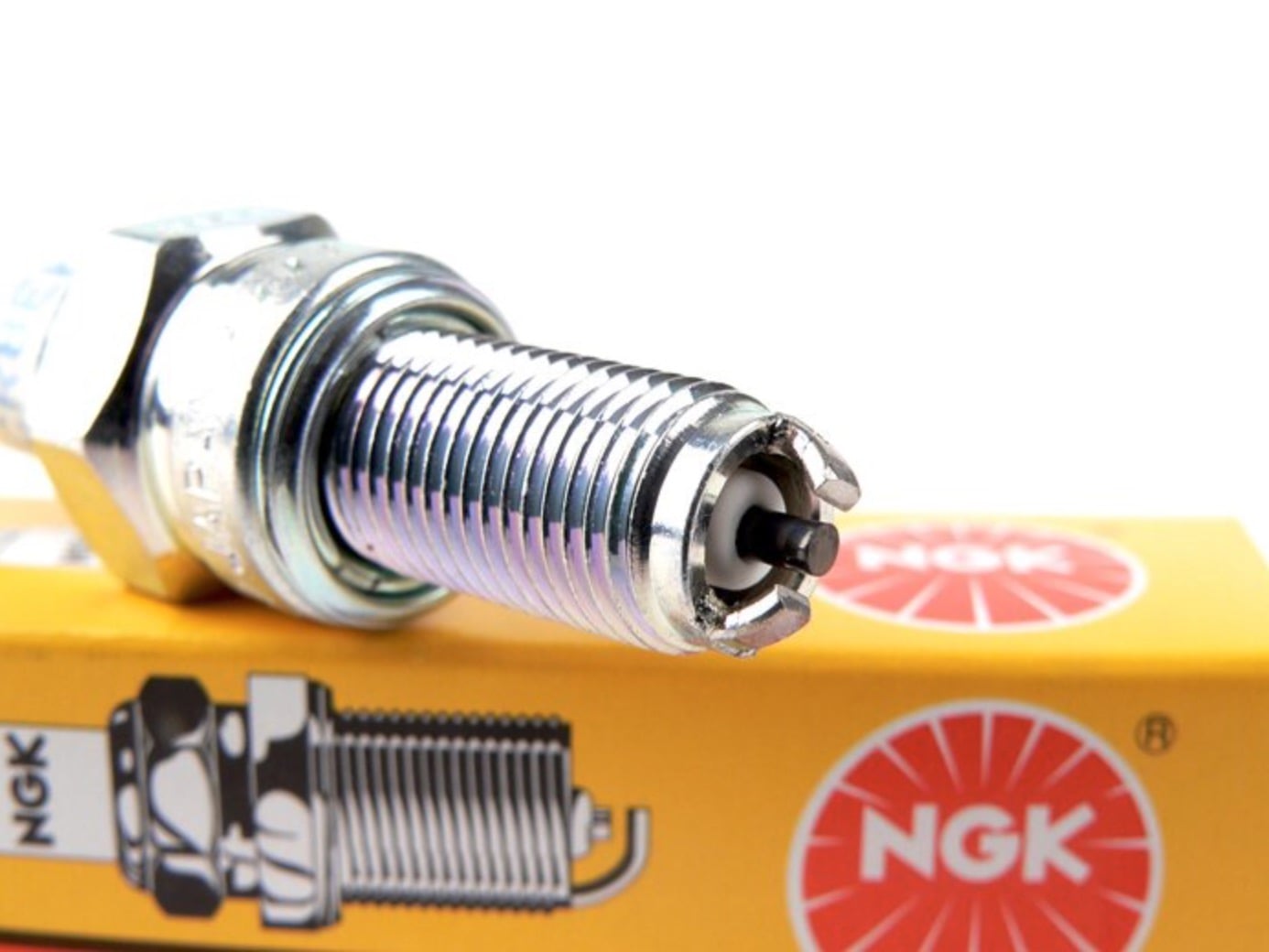Sytytystulppa NGK CR8EKB, Vespa GTS 125-300 Sytytystulppa NGK CR8EKB, Vespa GTS 125-300 malliin. Tulpankierre M10x1,00, kierten pituus 19 mm. Avainkoko 16 mm. Elektrodin materiaali nikkeli. Vastaa lämpöarvoltaan Denson U24ETRB. Sytytystulppa NGK CR8EKB, Vespa GTS 125-300