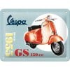 Vespa GS 150 since 1955. Materiaali tukevaa teräspeltiä. Peltiin pakotettu kohokuvio. Kulmissa valmiina reiät kiinnitystä varten. <ul> <li>kyltin koko 15x20 cm</li> </ul> Valmistettu Saksassa, aito Nostalgic-Art tuote.