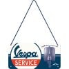 Vespa Service kyltti. Materiaali tukevaa teräspeltiä. Peltiin pakotettu kohokuvio. Pyöristetyissä kulmissa valmiina reiät kiinnitystä varten, sekä mukana myös ripustusnaru. <ul> <li>kyltin koko 10x20 cm</li> </ul> Valmistettu Saksassa, aito Nostalgic-Art tuote.