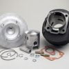 Sylinterikitti DR 133cc 3-porttinen, Vespa PV125, ET3, PK80-125 <img class="alignright size-full wp-image-25686" src="https://staging.italialaiset.fi/wp-content/uploads/2020/05/image-6.png" alt="" width="80" height="55" />Sylinterikitti DR 133cc 3-porttinen, Vespa PV125, ET3, PK80-125. Männän tappi 15mm, tulpankierre M14x1,25, suositeltu tulppa NGK B8HS. Iskutilavuus 130cc, halkaisija 57mm. Pakoputken pinnapulttien väli 54mm, kierre M8. Männänrenkaita 2 kpl, paksuus 1,2 mm. Sylinterikitti DR 133cc 3-porttinen, Vespa PV125, ET3, PK80-125