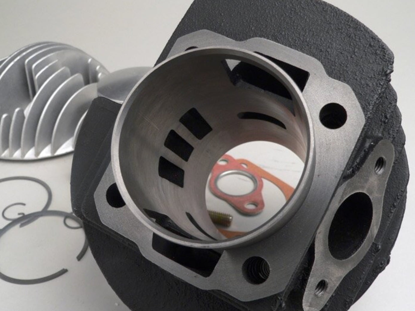 Sylinterikitti DR 133cc 3-porttinen, Vespa PV125, ET3, PK80-125 <img class="alignright size-full wp-image-25686" src="https://staging.italialaiset.fi/wp-content/uploads/2020/05/image-6.png" alt="" width="80" height="55" />Sylinterikitti DR 133cc 3-porttinen, Vespa PV125, ET3, PK80-125. Männän tappi 15mm, tulpankierre M14x1,25, suositeltu tulppa NGK B8HS. Iskutilavuus 130cc, halkaisija 57mm. Pakoputken pinnapulttien väli 54mm, kierre M8. Männänrenkaita 2 kpl, paksuus 1,2 mm. Sylinterikitti DR 133cc 3-porttinen, Vespa PV125, ET3, PK80-125
