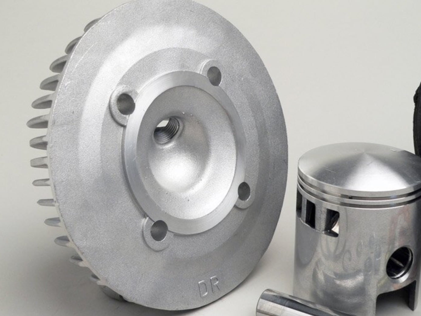 Sylinterikitti DR 133cc 3-porttinen, Vespa PV125, ET3, PK80-125 <img class="alignright size-full wp-image-25686" src="https://staging.italialaiset.fi/wp-content/uploads/2020/05/image-6.png" alt="" width="80" height="55" />Sylinterikitti DR 133cc 3-porttinen, Vespa PV125, ET3, PK80-125. Männän tappi 15mm, tulpankierre M14x1,25, suositeltu tulppa NGK B8HS. Iskutilavuus 130cc, halkaisija 57mm. Pakoputken pinnapulttien väli 54mm, kierre M8. Männänrenkaita 2 kpl, paksuus 1,2 mm. Sylinterikitti DR 133cc 3-porttinen, Vespa PV125, ET3, PK80-125