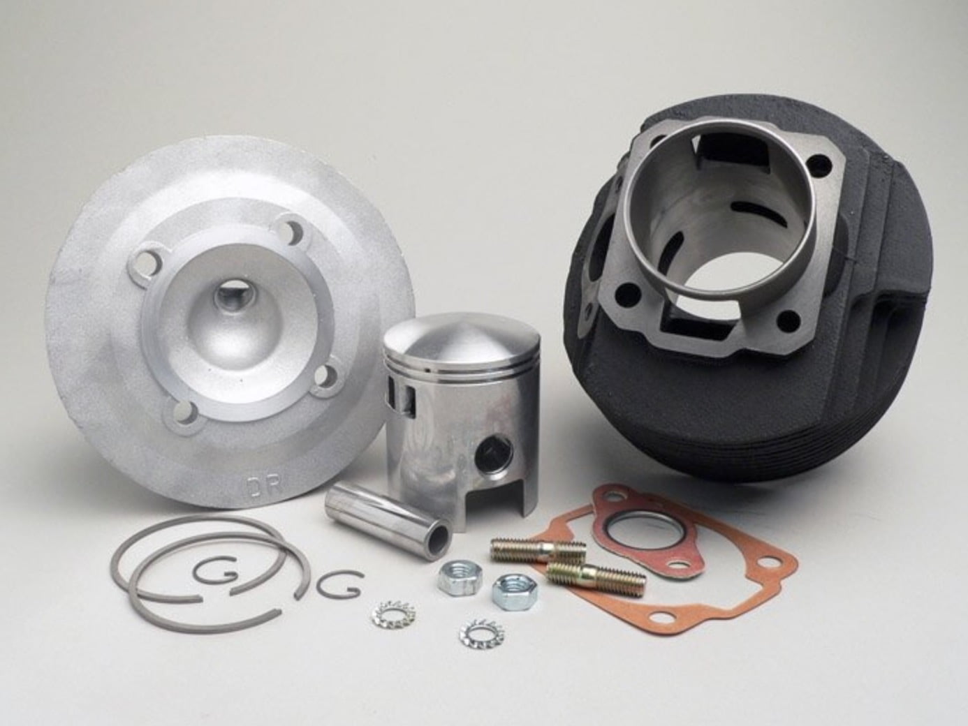 Sylinterikitti DR 133cc 3-porttinen, Vespa PV125, ET3, PK80-125 <img class="alignright size-full wp-image-25686" src="https://staging.italialaiset.fi/wp-content/uploads/2020/05/image-6.png" alt="" width="80" height="55" />Sylinterikitti DR 133cc 3-porttinen, Vespa PV125, ET3, PK80-125. Männän tappi 15mm, tulpankierre M14x1,25, suositeltu tulppa NGK B8HS. Iskutilavuus 130cc, halkaisija 57mm. Pakoputken pinnapulttien väli 54mm, kierre M8. Männänrenkaita 2 kpl, paksuus 1,2 mm. Sylinterikitti DR 133cc 3-porttinen, Vespa PV125, ET3, PK80-125