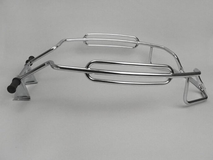 Kaatumarauta Cuppini kromattu, Vespa PX80, PX125, PX150 ja PX200 <img class="alignright size-full wp-image-26401" src="https://staging.italialaiset.fi/wp-content/uploads/2020/06/image-13.png" alt="" width="108" height="55" />Kaatumarauta Cuppini kromattu, Vespa PX80, PX125, PX150 ja PX200. Niin sanottu "Triple Bar"-mallinen kaatumarauta Vespaan. Suojaa hyvin kaatumisvaurioilta. Lisäjalkatapit matkustajalle. Kaatumarauta Cuppini kromattu, Vespa PX80, PX125, PX150 ja PX200