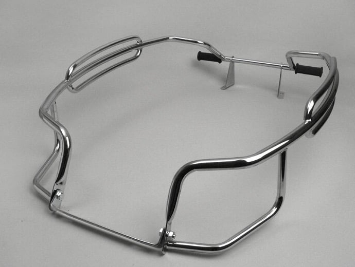 Kaatumarauta Cuppini kromattu, Vespa PX80, PX125, PX150 ja PX200 <img class="alignright size-full wp-image-26401" src="https://staging.italialaiset.fi/wp-content/uploads/2020/06/image-13.png" alt="" width="108" height="55" />Kaatumarauta Cuppini kromattu, Vespa PX80, PX125, PX150 ja PX200. Niin sanottu "Triple Bar"-mallinen kaatumarauta Vespaan. Suojaa hyvin kaatumisvaurioilta. Lisäjalkatapit matkustajalle. Kaatumarauta Cuppini kromattu, Vespa PX80, PX125, PX150 ja PX200