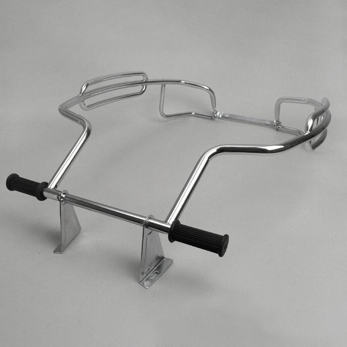 Kaatumarauta Cuppini kromattu, Vespa PX80, PX125, PX150 ja PX200 <img class="alignright size-full wp-image-26401" src="https://staging.italialaiset.fi/wp-content/uploads/2020/06/image-13.png" alt="" width="108" height="55" />Kaatumarauta Cuppini kromattu, Vespa PX80, PX125, PX150 ja PX200. Niin sanottu "Triple Bar"-mallinen kaatumarauta Vespaan. Suojaa hyvin kaatumisvaurioilta. Lisäjalkatapit matkustajalle. Kaatumarauta Cuppini kromattu, Vespa PX80, PX125, PX150 ja PX200
