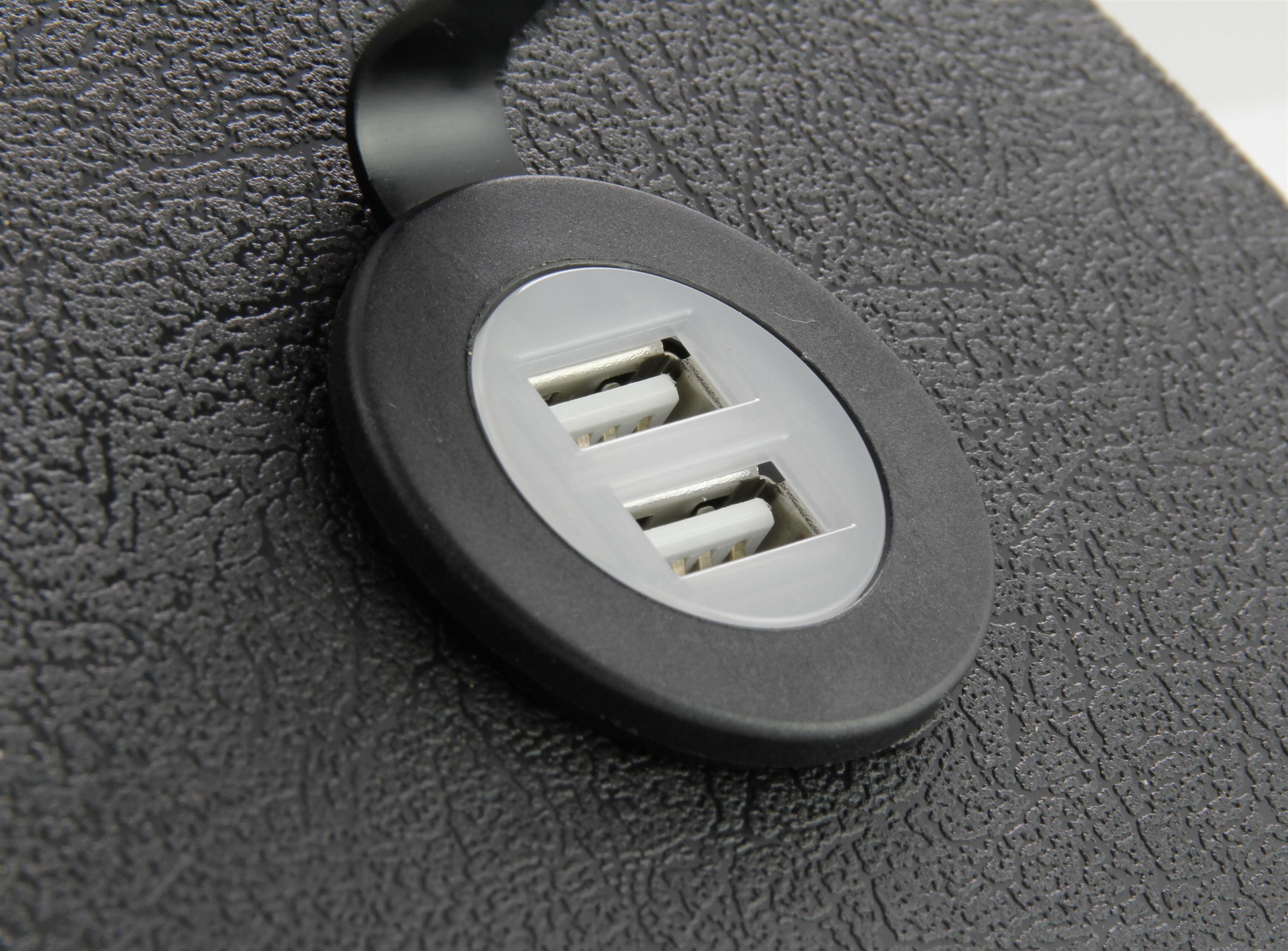 USB-lataus hansikalokeron peitelevyyn, Vespa GTS, GTV ja GT USB-lataus hansikalokeron peitelevyyn; Vespa GTS, GTV ja GT. Hansikaslokeron peitelevy vasemmalle puolelle, jossa valmiiksi asennettu USB-pistoke kahdella liittemellä. Valmiit liitokset johtosarjaan. https://youtu.be/gjeqOM1og7I USB-lataus hansikalokeron peitelevyyn; Vespa GTS, GTV ja GT