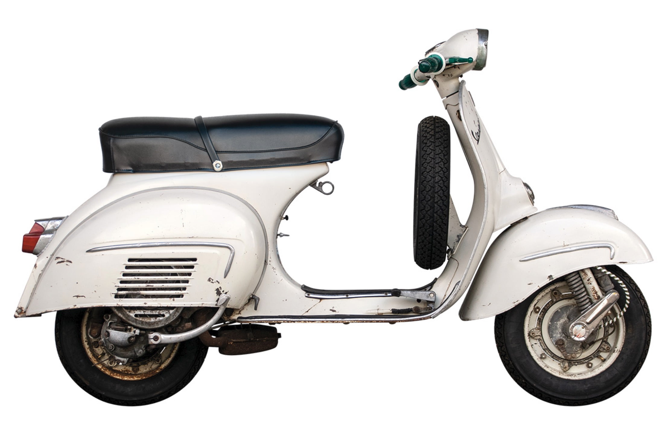 Penkki Piaggio logolla, Vespa Rally 180 ja Rally 200 Penkki Piaggio logolla, Vespa Rally 180 ja Rally 200. Euroopassa valmistettu penkki Vespa Rallyyn. Visuaalisesti hyvin lähellä alkuperäistä. Laadullisesti ei aivan vastaa Italiassa valmistettua kaveriaan. Sopii myös malleihin jossa korkea tankki. Väri musta, materiaali keinonahka. Kiinnitys runkoon niittaamalla. Rungo metallia. Penkki Piaggio logolla, Vespa Rally 180 ja Rally 200