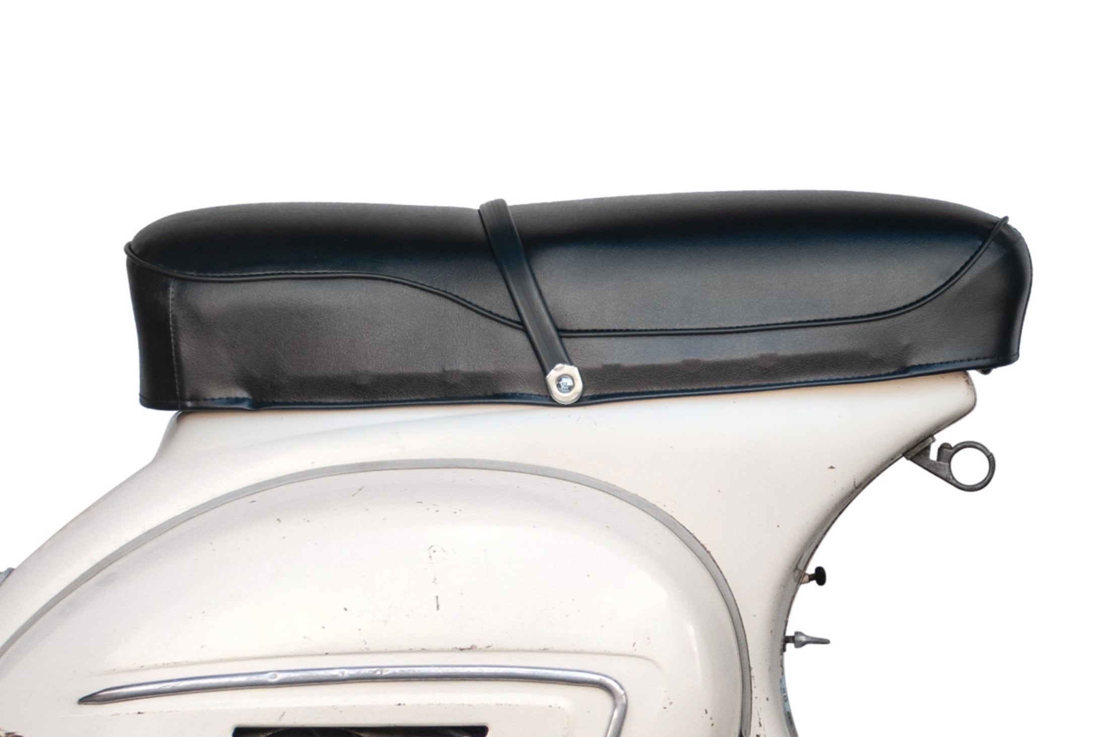 Penkki Piaggio logolla, Vespa Rally 180 ja Rally 200 Penkki Piaggio logolla, Vespa Rally 180 ja Rally 200. Euroopassa valmistettu penkki Vespa Rallyyn. Visuaalisesti hyvin lähellä alkuperäistä. Laadullisesti ei aivan vastaa Italiassa valmistettua kaveriaan. Sopii myös malleihin jossa korkea tankki. Väri musta, materiaali keinonahka. Kiinnitys runkoon niittaamalla. Rungo metallia. Penkki Piaggio logolla, Vespa Rally 180 ja Rally 200
