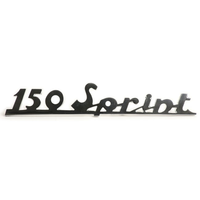 150 Sprint -merkki polvipeltiin, Vespa 150 Sprint Merkki Vespan polvipeltiin "150 Sprint ". Valmistettu metallista. Pituus 132 mm ja korkeus 23,3 mm. Kiinnitysnastoja 4 kpl, halkaisija 3 mm. Kiinnityksen jousiprikat pitää ostaa erikseen. Hyvälaatuinen uusiotuotanto osa. 150 Sprint -merkki polvipeltiin, Vespa 150 Sprint