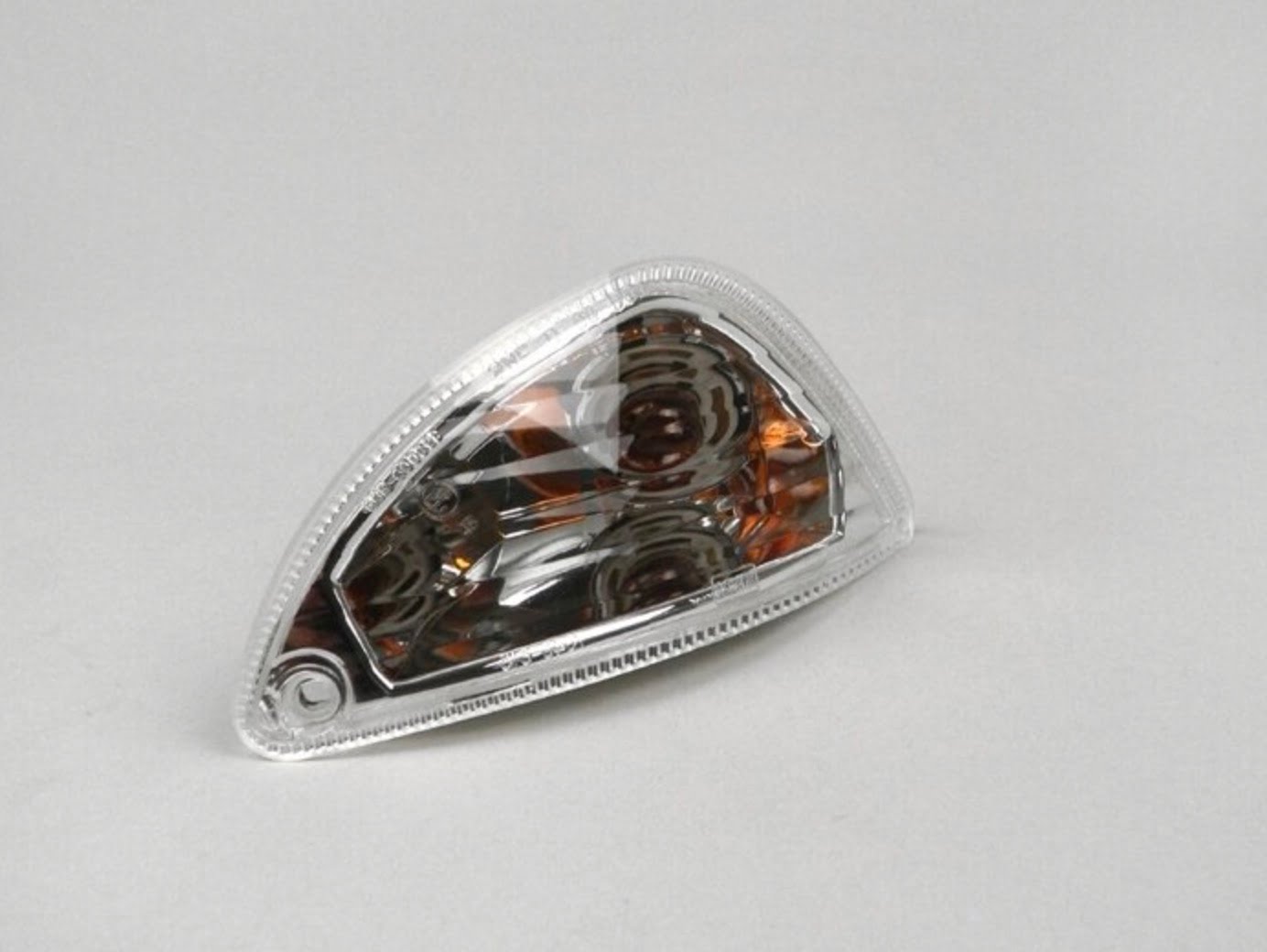 Vilkku taakse oikea, Vespa S, LX ja LXV <a href="https://staging.italialaiset.fi/wp-content/uploads/2019/08/image-14.png"><img class="alignright size-full wp-image-15883" src="https://staging.italialaiset.fi/wp-content/uploads/2019/08/image-14.png" alt="Piaggio logo" width="145" height="45" /></a>Vilkku taakse oikea, sopii Vespa malleihin S, LX ja LXV. Sopii ajosuunnassa oikealle puolelle. E-hyväksytty. Alkuperäinen Piaggio varaosa. Polttimon kanta BA15s, ei sisällä poltinta. Vilkku taakse oikea, Vespa S, LX ja LXV