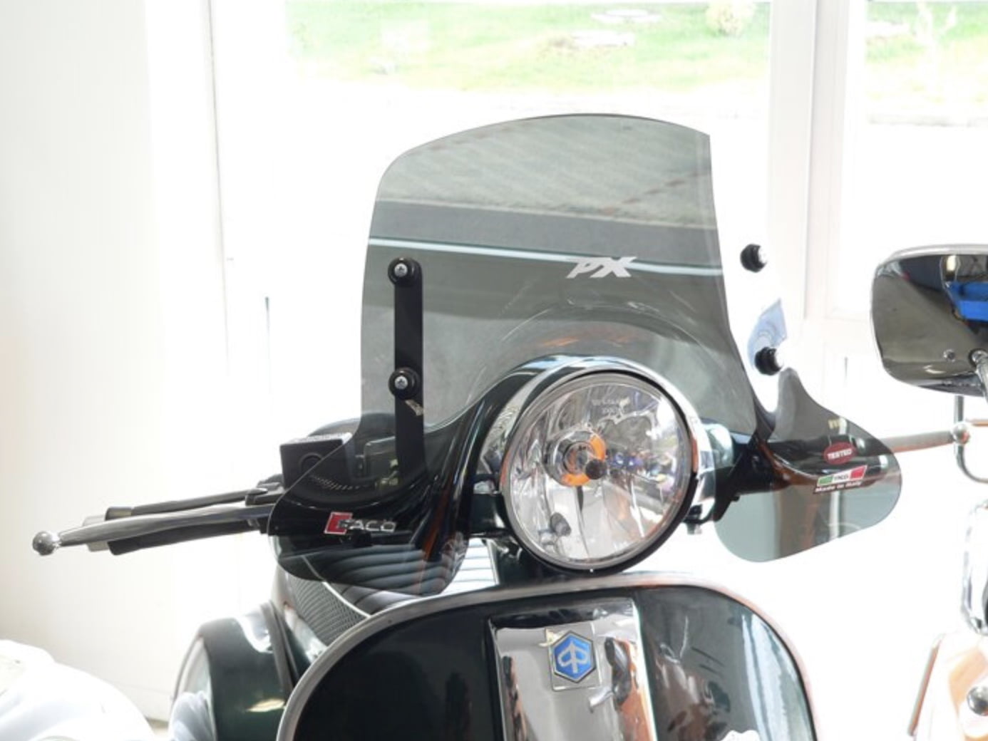 Tuulilasi "savu" Faco, Vespa PX80-200 <a href="https://staging.italialaiset.fi/wp-content/uploads/2021/01/image-3.png"><img class="alignright size-full wp-image-30763" src="https://staging.italialaiset.fi/wp-content/uploads/2021/01/image-3.png" alt="" width="115" height="50" /></a>Tuulilasi "savu" Faco, Vespa PX80-200 malleihin. Tuulilasit suojaavat kylmältä, sateelta, tuulelta ja hyönteisiltä. <span class="JLqJ4b ChMk0b" data-language-for-alternatives="fi" data-language-to-translate-into="en" data-phrase-index="1">Tämän italialaisen valmistajan Faco tarjoaa kevyesti sävytetyn edullisen ja houkuttelevan tuulilasin, joka sopii kaikkiin Vespa PX malleihin. Sisältää asennusarjan. Käytetystä peilimallista riippuen saattaa peilit tarvita sovituspalat. </span> <ul> <li>kokonaisleveys 490 mm</li> <li>kokonaiskorkeus 340 mm</li> </ul> Tuulilasi "savu" Faco, Vespa PX80-200