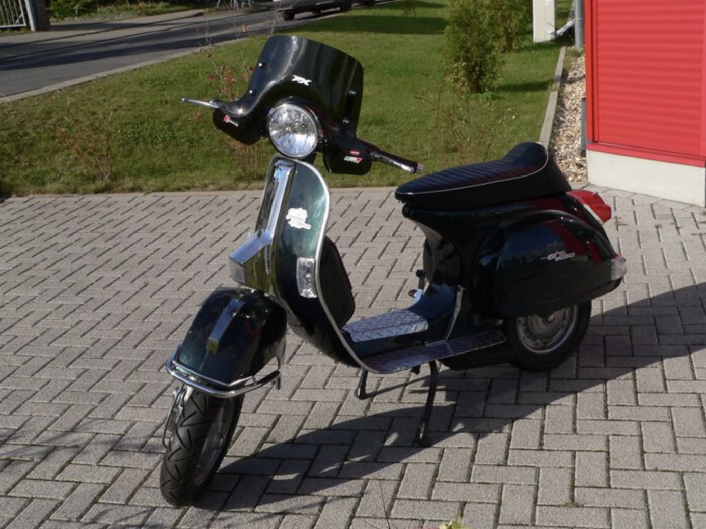 Tuulilasi "savu" Faco, Vespa PX80-200 <a href="https://staging.italialaiset.fi/wp-content/uploads/2021/01/image-3.png"><img class="alignright size-full wp-image-30763" src="https://staging.italialaiset.fi/wp-content/uploads/2021/01/image-3.png" alt="" width="115" height="50" /></a>Tuulilasi "savu" Faco, Vespa PX80-200 malleihin. Tuulilasit suojaavat kylmältä, sateelta, tuulelta ja hyönteisiltä. <span class="JLqJ4b ChMk0b" data-language-for-alternatives="fi" data-language-to-translate-into="en" data-phrase-index="1">Tämän italialaisen valmistajan Faco tarjoaa kevyesti sävytetyn edullisen ja houkuttelevan tuulilasin, joka sopii kaikkiin Vespa PX malleihin. Sisältää asennusarjan. Käytetystä peilimallista riippuen saattaa peilit tarvita sovituspalat. </span> <ul> <li>kokonaisleveys 490 mm</li> <li>kokonaiskorkeus 340 mm</li> </ul> Tuulilasi "savu" Faco, Vespa PX80-200