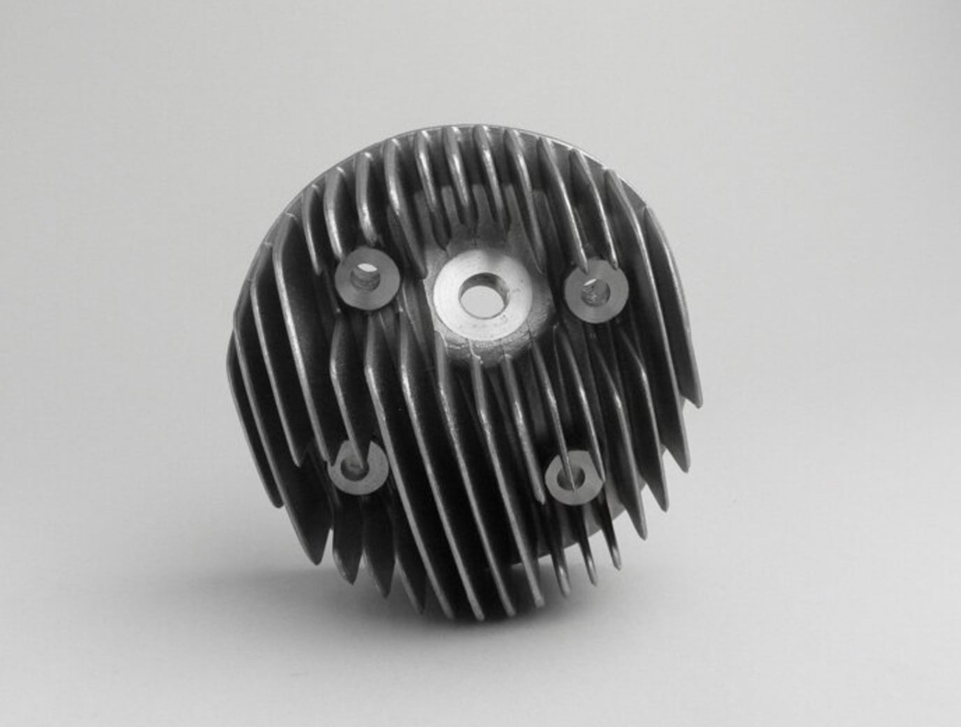 Sylinterikansi 150cc, Vespa PX150, Sprint 150, ynm. Tarvikelaatuinen sylinterikansi 150cc, Vespa PX150, Sprint 150, ynm. Alkuperäistyyppinen Piaggio-sylinterikansi PX150-malleihin. <span class="JLqJ4b ChMk0b" data-language-for-alternatives="fi" data-language-to-translate-into="en" data-phrase-index="1">Alkuperäiseen Sprint 150 -sylinterikantaan verrattuna tässä puristus on hieman suurempi. Siksi, kun käytät sitä alkuperäisessä Sprint-moottorissa, suurenna pääsuutinta hieman ja pienennä sytytysennakkoa hieman.<span class="JLqJ4b" data-language-for-alternatives="fi" data-language-to-translate-into="en" data-phrase-index="3"> Sopii myös LML150-sylintereihin, kun käytetään mäntää, jossa on suuri männänkupu, kuten PX150 / Sprint150-mallit.</span></span> Sylinterikansi 150cc, Vespa PX150, Sprint 150, ynm.