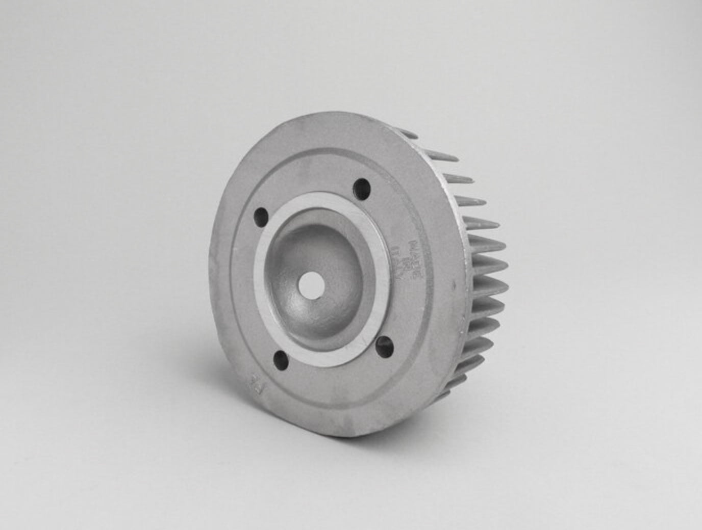 Sylinterikansi 150cc, Vespa PX150, Sprint 150, ynm. Tarvikelaatuinen sylinterikansi 150cc, Vespa PX150, Sprint 150, ynm. Alkuperäistyyppinen Piaggio-sylinterikansi PX150-malleihin. <span class="JLqJ4b ChMk0b" data-language-for-alternatives="fi" data-language-to-translate-into="en" data-phrase-index="1">Alkuperäiseen Sprint 150 -sylinterikantaan verrattuna tässä puristus on hieman suurempi. Siksi, kun käytät sitä alkuperäisessä Sprint-moottorissa, suurenna pääsuutinta hieman ja pienennä sytytysennakkoa hieman.<span class="JLqJ4b" data-language-for-alternatives="fi" data-language-to-translate-into="en" data-phrase-index="3"> Sopii myös LML150-sylintereihin, kun käytetään mäntää, jossa on suuri männänkupu, kuten PX150 / Sprint150-mallit.</span></span> Sylinterikansi 150cc, Vespa PX150, Sprint 150, ynm.