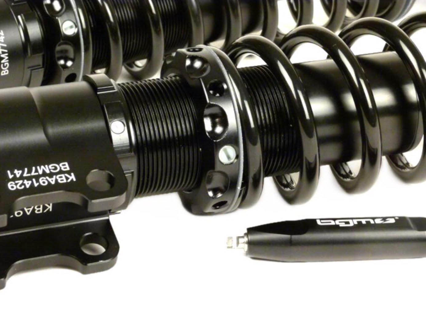 Iskunvaimennin setti BGM PRO SC FR1 SPORT (musta), Vespa PX ja T5 <p class="product--title">Sporttinen, taattua BGM Pro laatua oleva iskarisetti PX:ään. BGM PRO SC FR1 SPORT sopii malleihin Vespa PX80, PX125, PX150, PX200, T5 125cc. Jousi ja runko mustia.</p> Sport ja Competition -mallin myötä BGM Pron tuotevalikoimassa on kaksi korkealaatuista iskunvaimennin sarjaa. <span class="JLqJ4b ChMk0b" data-language-for-alternatives="fi" data-language-to-translate-into="auto" data-phrase-index="1">Molemmilla on yhteistä korkea laatu, huippumateriaalit sekä ABE-hyväksyntä. </span> <span class="JLqJ4b ChMk0b" data-language-for-alternatives="fi" data-language-to-translate-into="auto" data-phrase-index="1">Iskunvaimentimet ovat erittäin kevyitä, kestävyydestä tinkimättä. Eskarit on valmistettu lujasta alumiinista CNC jyrsimällä ja niissä on kestävä kova-anodisoitu pinnoite.<span class="JLqJ4b" data-language-for-alternatives="fi" data-language-to-translate-into="auto" data-phrase-index="3"> Etuiskaritt ovat 15 mm lyhyempiä kuin alkuperäiset iskunvaimentimet ja laskevat siten ajoneuvon keulaa. Tämä on parantaa ajovakautta, on hyväksi huippunopeuksillä ja parantaa myös ulkonäköä. Lisäksi kääntövarren kulmaa pienenee, mikä parantaa jousituksen vastavuutta. Tuloksena oleva suurempi caster kulma vakauttaa skootterin käsittelyä suuremmilla nopeuksilla.</span></span> Iskunvaimennin setti BGM PRO SC FR1 SPORT (musta), Vespa PX ja T5