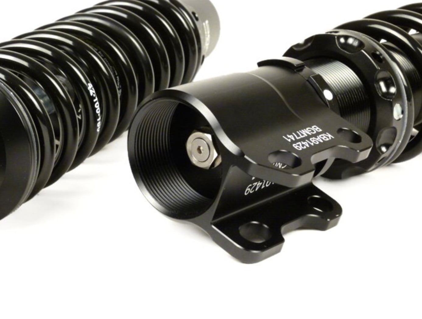Iskunvaimennin setti BGM PRO SC FR1 SPORT (musta), Vespa PX ja T5 <p class="product--title">Sporttinen, taattua BGM Pro laatua oleva iskarisetti PX:ään. BGM PRO SC FR1 SPORT sopii malleihin Vespa PX80, PX125, PX150, PX200, T5 125cc. Jousi ja runko mustia.</p> Sport ja Competition -mallin myötä BGM Pron tuotevalikoimassa on kaksi korkealaatuista iskunvaimennin sarjaa. <span class="JLqJ4b ChMk0b" data-language-for-alternatives="fi" data-language-to-translate-into="auto" data-phrase-index="1">Molemmilla on yhteistä korkea laatu, huippumateriaalit sekä ABE-hyväksyntä. </span> <span class="JLqJ4b ChMk0b" data-language-for-alternatives="fi" data-language-to-translate-into="auto" data-phrase-index="1">Iskunvaimentimet ovat erittäin kevyitä, kestävyydestä tinkimättä. Eskarit on valmistettu lujasta alumiinista CNC jyrsimällä ja niissä on kestävä kova-anodisoitu pinnoite.<span class="JLqJ4b" data-language-for-alternatives="fi" data-language-to-translate-into="auto" data-phrase-index="3"> Etuiskaritt ovat 15 mm lyhyempiä kuin alkuperäiset iskunvaimentimet ja laskevat siten ajoneuvon keulaa. Tämä on parantaa ajovakautta, on hyväksi huippunopeuksillä ja parantaa myös ulkonäköä. Lisäksi kääntövarren kulmaa pienenee, mikä parantaa jousituksen vastavuutta. Tuloksena oleva suurempi caster kulma vakauttaa skootterin käsittelyä suuremmilla nopeuksilla.</span></span> Iskunvaimennin setti BGM PRO SC FR1 SPORT (musta), Vespa PX ja T5