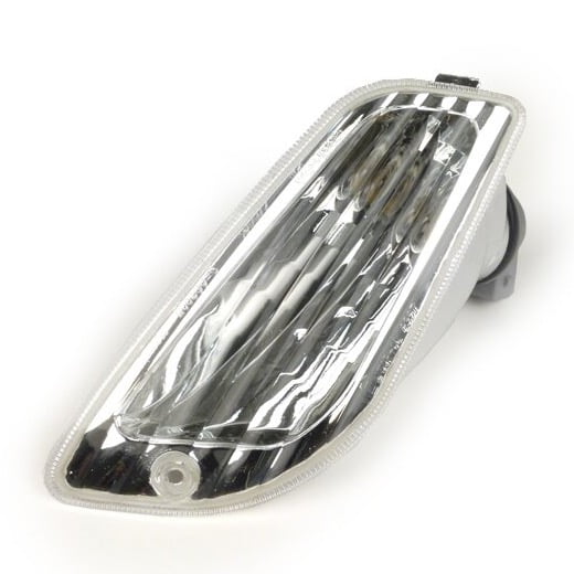 Vilkku eteen vasen, Vespa LX, LXV ja S <a href="https://staging.italialaiset.fi/wp-content/uploads/2019/08/image-14.png"><img class="alignright size-full wp-image-15883" src="https://staging.italialaiset.fi/wp-content/uploads/2019/08/image-14.png" alt="Piaggio logo" width="145" height="45" /></a>Vilkku eteen vasen, Vespa LX, LXV ja S malleihin. Alkuperäinen Piaggio varaosa. Väritön kirkas lasi. Sopii ajosuunnnassa vasemmalle puolelle. Tarkista sopivuus alareunan taulukosta tyyppikoodin mukaan. Vilkku eteen vasen, Vespa LX, LXV ja S