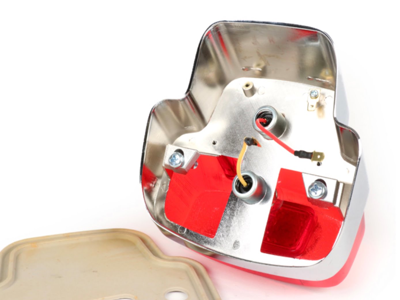 Takavalo iso, Vespa Super, GT125, Sprint ja SS180 Takavalo iso, Vespa Super (VNC1T, VBC1T), GT125 (VNL2T), Sprint (VLB1T alkaen valmistenumerosta 025479) ja SS180 (VSC1T alkaen valmistenumerosta 0018001). <ul> <li>runko alumiinia</li> <li>asennusreikien väli: 91,5mm (M6)</li> <li>jarruvalo: 12V 10W kanta Ba15s</li> <li>ajovalo (parkki): 12V 5W kanta Ba15s</li> <li>Without E-marking</li> <li>No white license plate light</li> <li>Connection via 3x 4,8mm cable lugs (male)</li> <li>Incl. Lamp 12V</li> </ul> Takavalo iso, Vespa Super, GT125, Sprint ja SS180