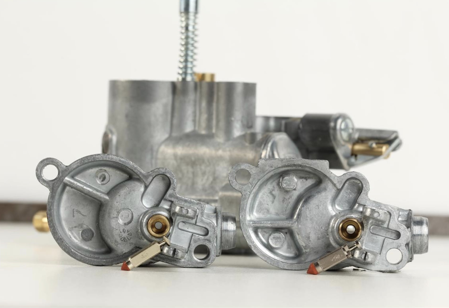 Kaasutin Dell'Orto/Spaco SI 24.24E ilma öljypumppua, Vespa PX ja Rally <a href="https://staging.italialaiset.fi/wp-content/uploads/2021/04/image-1.png"><img class="alignright size-full wp-image-32239" src="https://staging.italialaiset.fi/wp-content/uploads/2021/04/image-1.png" alt="" width="83" height="40" /></a>Kaasutin Dell'Orto/Spaco SI 24.24E ilma öljypumppua, Vespa PX ja Rally malleihin. DRT:n modifioima versio virittetyihin Vespoihin, esim. Quattrini 177/ Polini ja Malossi 208cc sylintereille. "T7" -versio on varustettu suuremmalla neulaventtiilillä kohokammion kannessa ja float-mallin neulalla, jonka halkaisija on 5,2 mm. Lisäksi kaasuttimen suutin porataan isommaksi 1,5 mm -> 1,8 mm (PX177) tai 2,0 mm (PX200). Nämä muutokset ratkaisevat ongelman täydellä kuormituksella, joka pahimmassa tapauksessa aiheuttaa mäntävaurion. Kaasutin Dell'Orto/Spaco SI 24.24E ilma öljypumppua, Vespa PX ja Rally