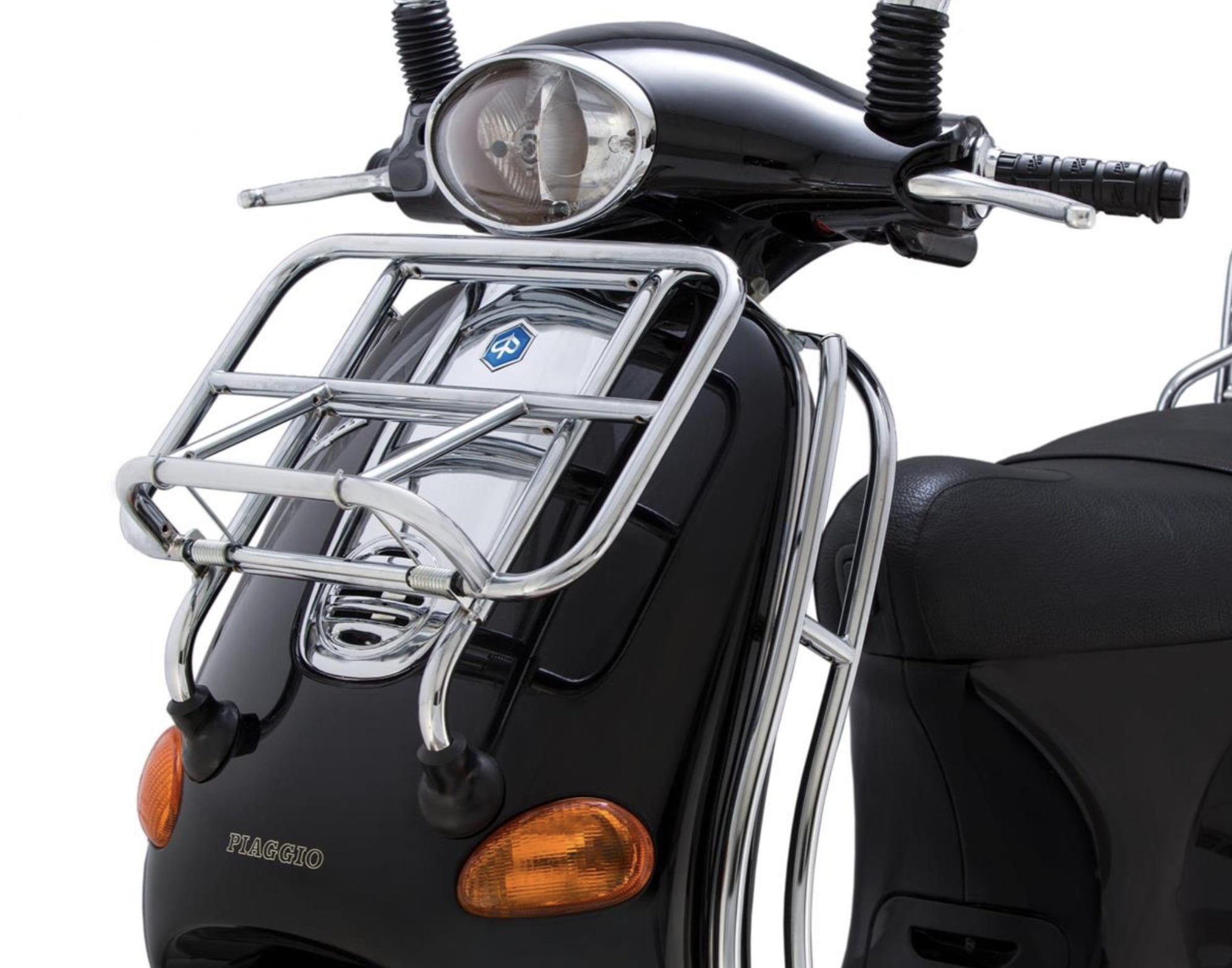 Alastaittuva etuteline Cuppini kromattu, Vespa ET2 ja ET4 <a href="https://staging.italialaiset.fi/wp-content/uploads/2021/03/image-2.png"><img class="alignright size-full wp-image-31374" src="https://staging.italialaiset.fi/wp-content/uploads/2021/03/image-2.png" alt="" width="108" height="55" /></a>Alastaittuva etuteline Cuppini kromattu, Vespa ET2 ja ET4 malleihin. Etuteline kiinnitetään skootteriin ripustamalla se jalkasuojan yläreunaan kumipäällysteisillä koukuilla. Nämä saattavat vaatia hieman muokkausta optimaalisen istuvuuden saavuttamiseksi, mallin mukaan. Telineen 38x25 senttinen on suurimmasta päästä tämäntyyppisissä telineissä Lastauspinnan ja ajovalon pohjan välinen etäisyys on 25 cm, joten korkeaa tavaraa telineeseen ei mahdu. Alastaittuva etuteline Cuppini kromattu, Vespa ET2 ja ET4