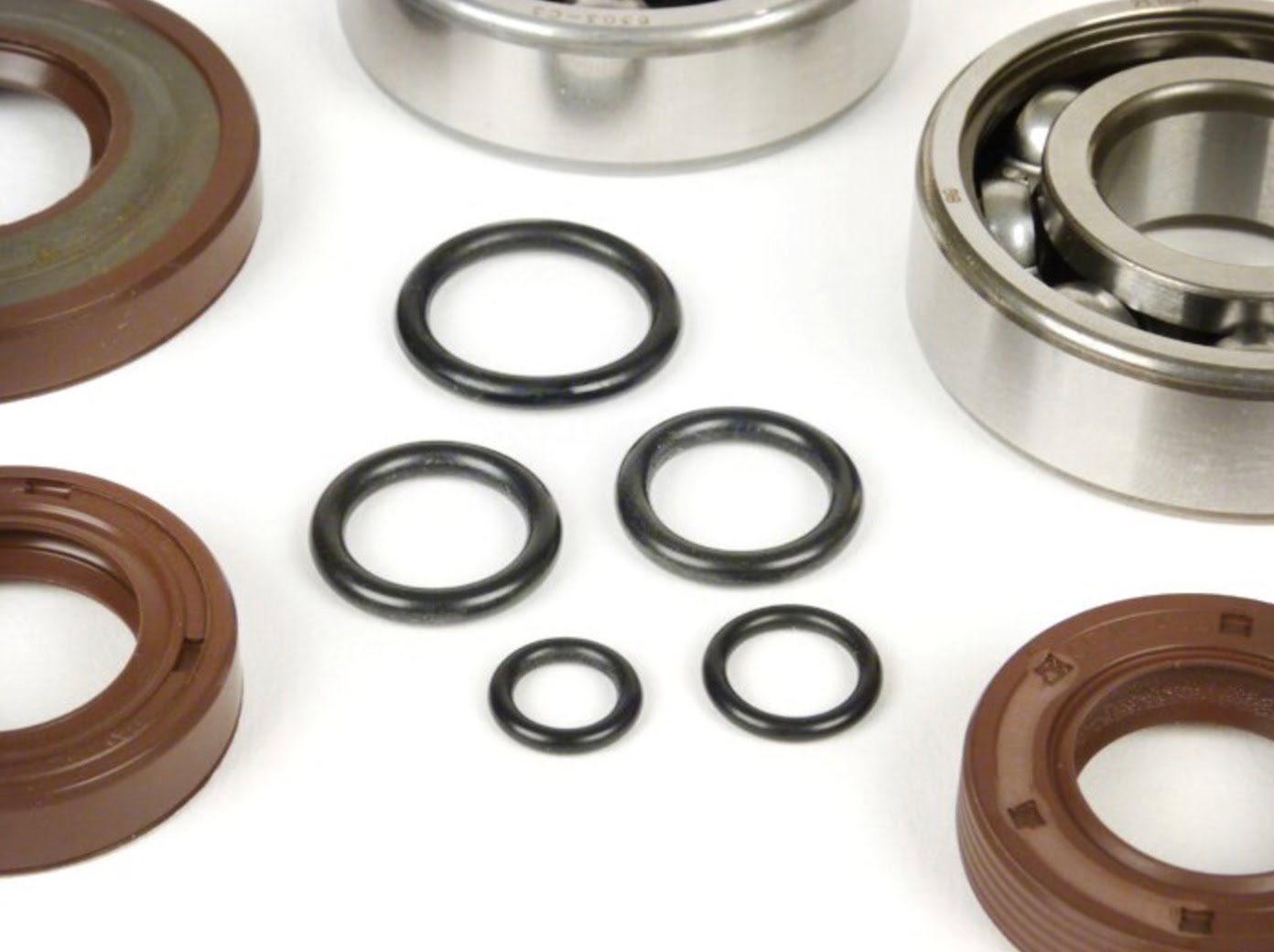 Laakeri- ja öljytiivistesarja, Vespa V50, PV125, ET3, PK50, PK80, PK125 <a href="https://staging.italialaiset.fi/wp-content/uploads/2022/03/image-2.png"><img class="alignright size-full wp-image-39489" src="https://staging.italialaiset.fi/wp-content/uploads/2022/03/image-2.png" alt="Laadujas BGM Original tuote" width="140" height="40" /></a>BGM Original laakeri- ja öljytiivistesarja, Vespa V50, PV125, ET3, PK50, PK80, PK125 malleihin. Sarjassa kampiakselin laakerit kampiakselin stefat sekä O-renkaat. Erityisesti kampiakselin laakereita valittaessa kannattaa aina kiinnittää huomiota korkeaan laatuun. BGM ORIGINAL laakerisarjat on koottu laadukkaisen toimittajien laakereista kuten SKF ja FAG. Laatulaakerien lisäksi sarja sisältää myös laadukkaat akselitiivisteet. Tämän sarjan akselitiivisteet toimittaa yksinomaan Corteco. Jokainen laakerisarjan osa on vähintään alkuperäisen valmistajan tasolla. <ul> <li>laakeri 1: 20 x 47 x 14 mm</li> <li>laakeri 2: 17 x 47 x 14 mm</li> <li>tiiviste 1: 22,7 x 47 x 7 mm</li> <li>tiiviste 2: 20 x 32 x 7 mm</li> <li>tiiviste 3: 19 x 32 x 7 mm</li> </ul> Laakeri- ja öljytiivistesarja, Vespa V50, PV125, ET3, PK50, PK80, PK125