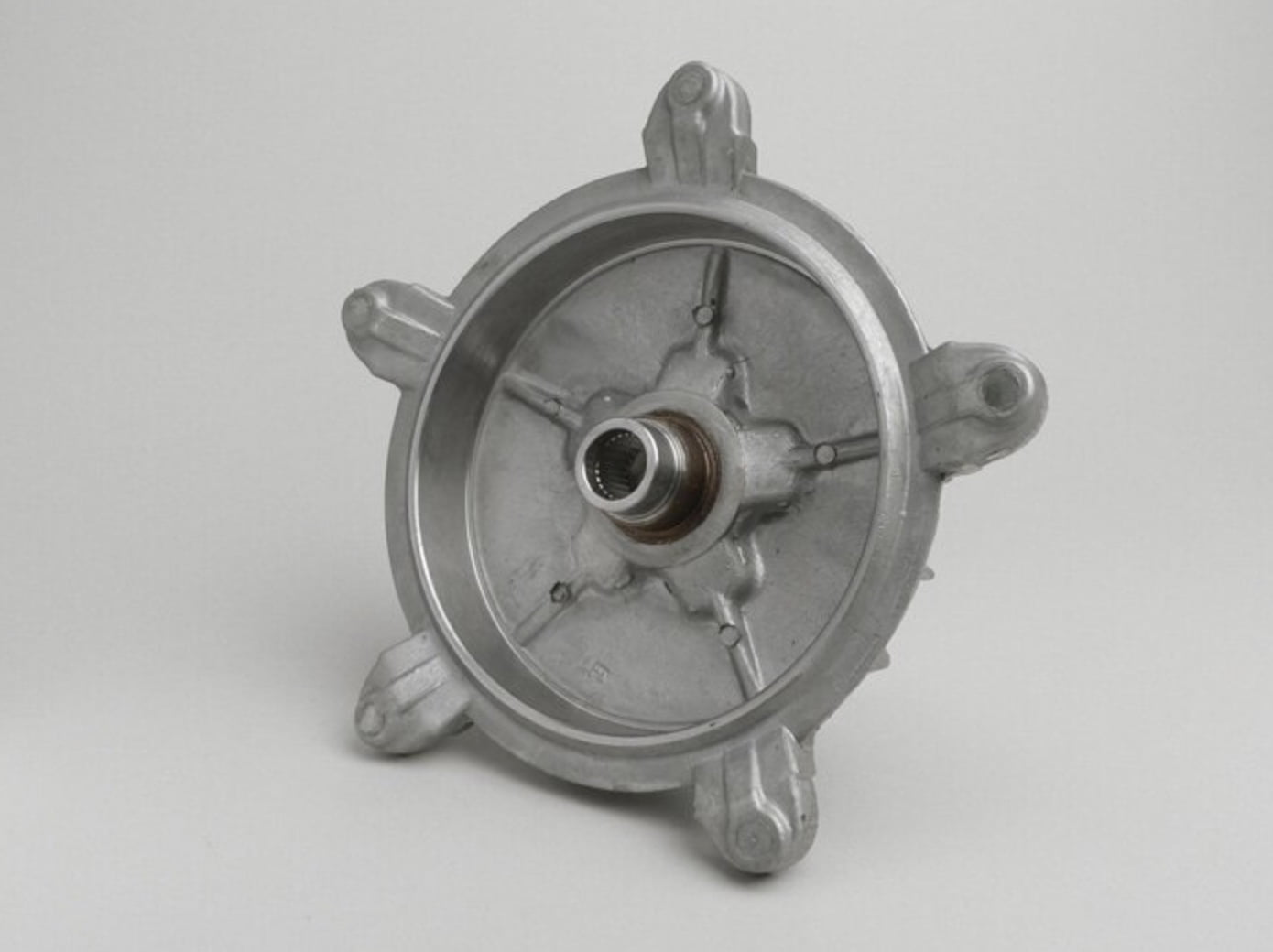 Jarrurumpu taakse, Vespa V50 N, SS50, SS90, PV125, ja ET3 <a href="https://staging.italialaiset.fi/wp-content/uploads/2020/12/image-5.png"><img class="alignright size-full wp-image-29785" src="https://staging.italialaiset.fi/wp-content/uploads/2020/12/image-5.png" alt="" width="143" height="28" /></a>Jarrurumpu taakse, Vespa V50 N, SS50, SS90, PV125, ja ET3 malleihin. <ul> <li>laadukas FA Italian tarvikeosa</li> </ul> Tarkista sopivuus valmistenumeron alkuosalla alla olevasta taulukosta. Jarrurumpu taakse, Vespa V50 N, SS50, SS90, PV125, ja ET3