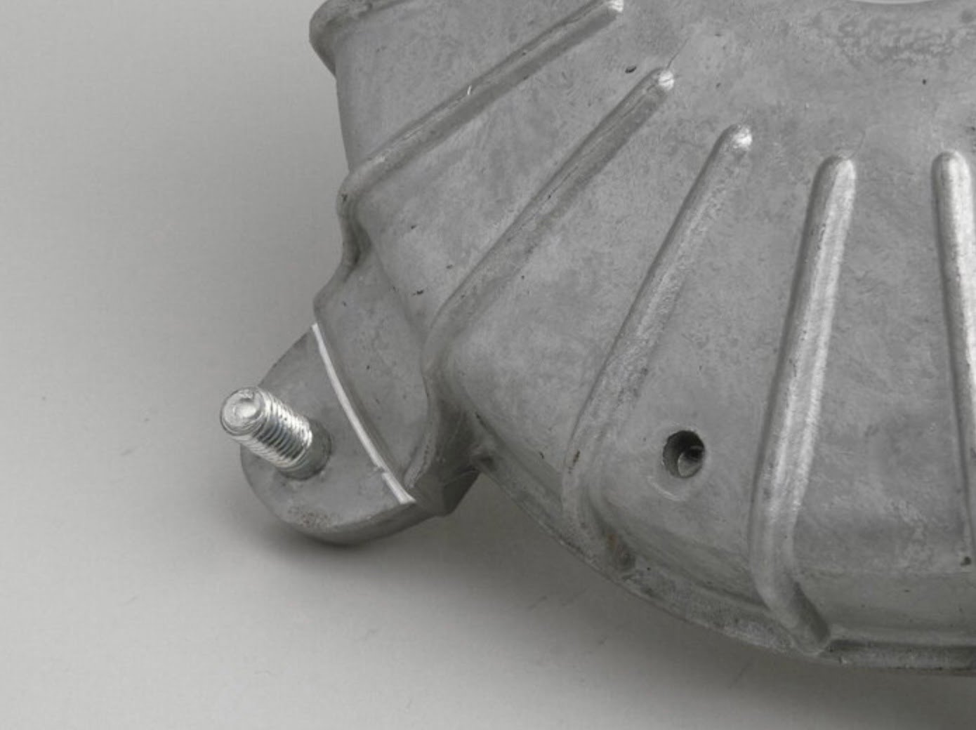 Jarrurumpu taakse, Vespa V50 N, SS50, SS90, PV125, ja ET3 <a href="https://staging.italialaiset.fi/wp-content/uploads/2020/12/image-5.png"><img class="alignright size-full wp-image-29785" src="https://staging.italialaiset.fi/wp-content/uploads/2020/12/image-5.png" alt="" width="143" height="28" /></a>Jarrurumpu taakse, Vespa V50 N, SS50, SS90, PV125, ja ET3 malleihin. <ul> <li>laadukas FA Italian tarvikeosa</li> </ul> Tarkista sopivuus valmistenumeron alkuosalla alla olevasta taulukosta. Jarrurumpu taakse, Vespa V50 N, SS50, SS90, PV125, ja ET3