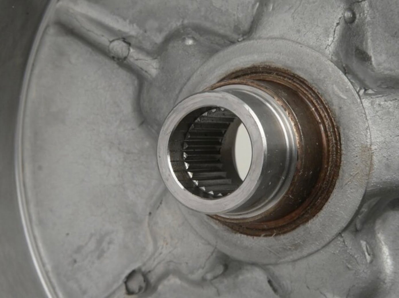 Jarrurumpu taakse, Vespa V50 N, SS50, SS90, PV125, ja ET3 <a href="https://staging.italialaiset.fi/wp-content/uploads/2020/12/image-5.png"><img class="alignright size-full wp-image-29785" src="https://staging.italialaiset.fi/wp-content/uploads/2020/12/image-5.png" alt="" width="143" height="28" /></a>Jarrurumpu taakse, Vespa V50 N, SS50, SS90, PV125, ja ET3 malleihin. <ul> <li>laadukas FA Italian tarvikeosa</li> </ul> Tarkista sopivuus valmistenumeron alkuosalla alla olevasta taulukosta. Jarrurumpu taakse, Vespa V50 N, SS50, SS90, PV125, ja ET3