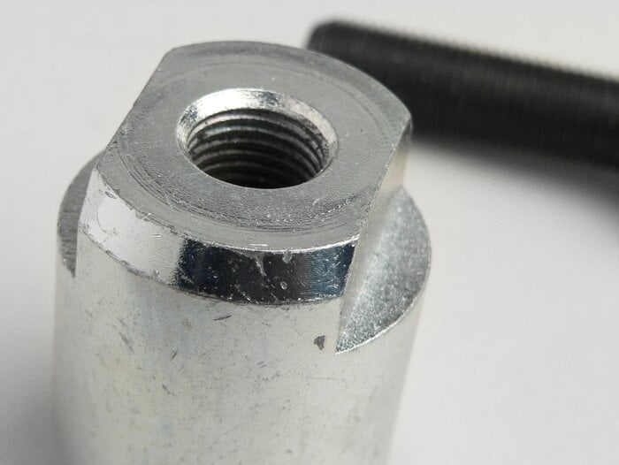 Vauhtipyörän ulosvetäjä M26x1 <a href="https://staging.italialaiset.fi/wp-content/uploads/2022/09/image.png"><img class="alignright size-full wp-image-41319" src="https://staging.italialaiset.fi/wp-content/uploads/2022/09/image.png" alt="" width="118" height="40" /></a>Vauhtipyörän ulosvetäjä M26x1. Sopii useimpiin Paiggion 50cc 2-tahti mopoihin sekä alkupään 4-tahti 125cc Leader moottoreihin Vauhtipyörän ulosvetäjä M26x1